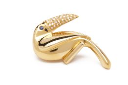 A GOLD DIAMOND AND SAPPHIRE TOUCAN BROOCH