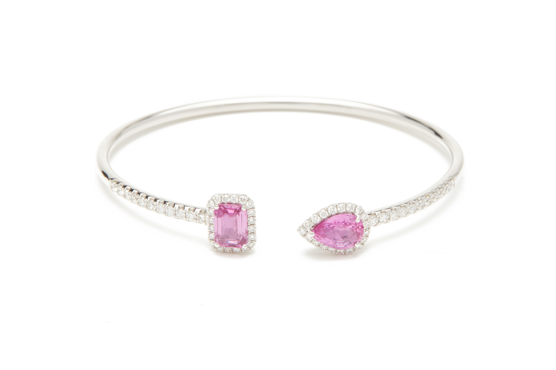 AN 18K WHITE GOLD PINK SAPPHIRE AND DIAMOND BANGLE