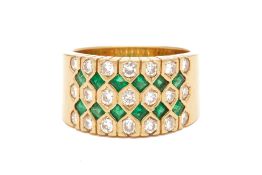 AN 18K GOLD EMERALD AND DIAMOND RING