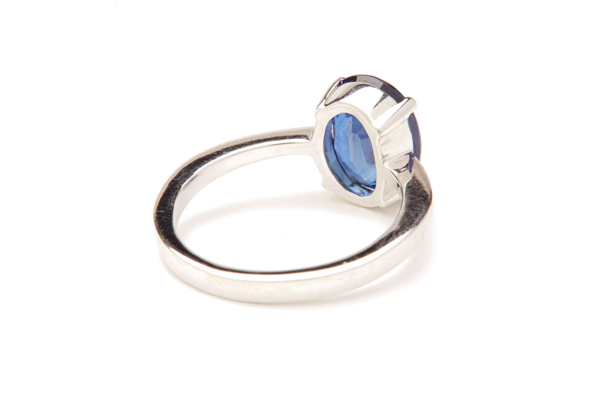 A BLUE SAPPHIRE SINGLE STONE RING - Image 3 of 3