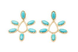 A PAIR OF 18K GOLD TURQUOISE DROP EARRINGS