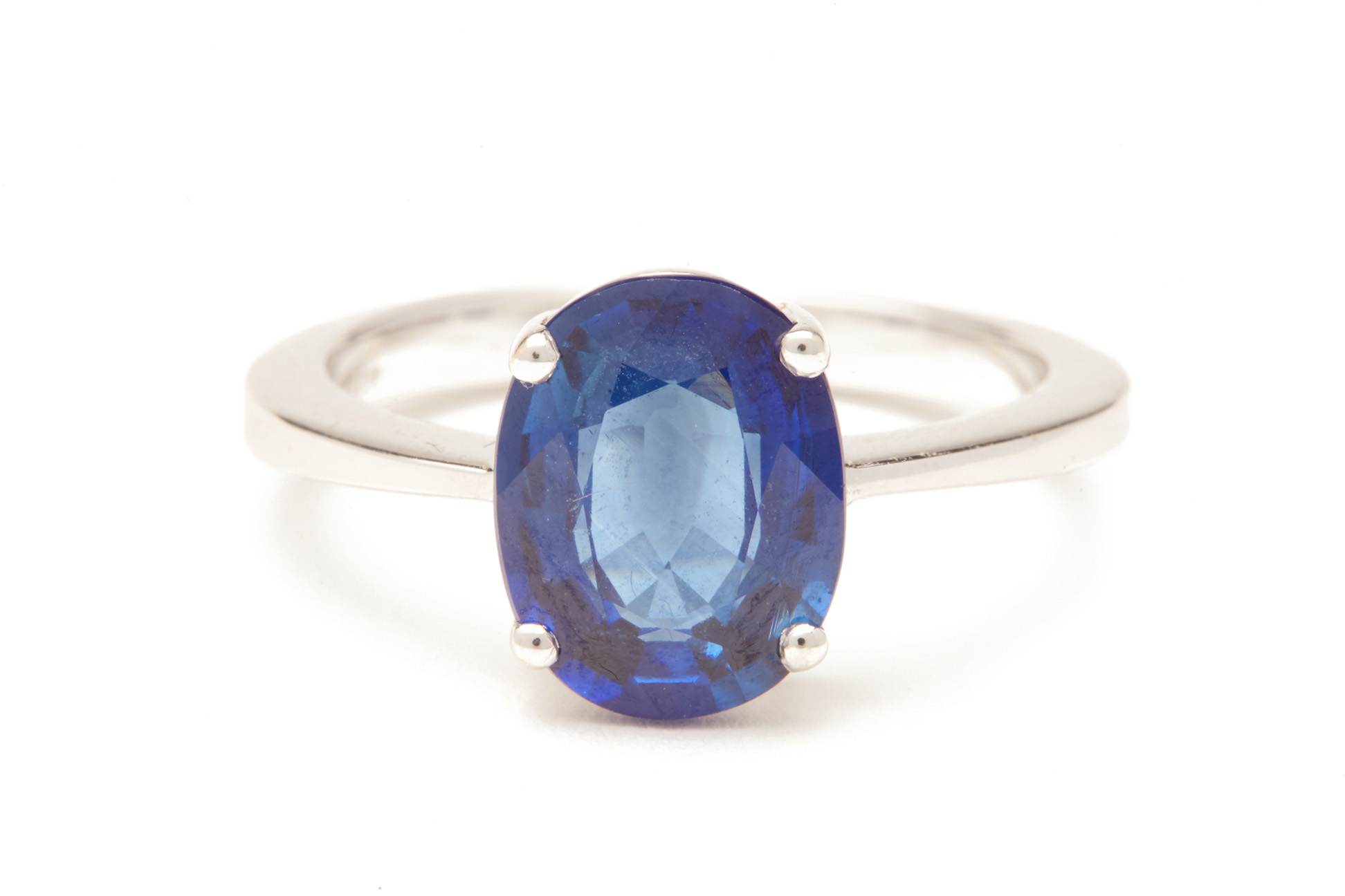 A BLUE SAPPHIRE SINGLE STONE RING