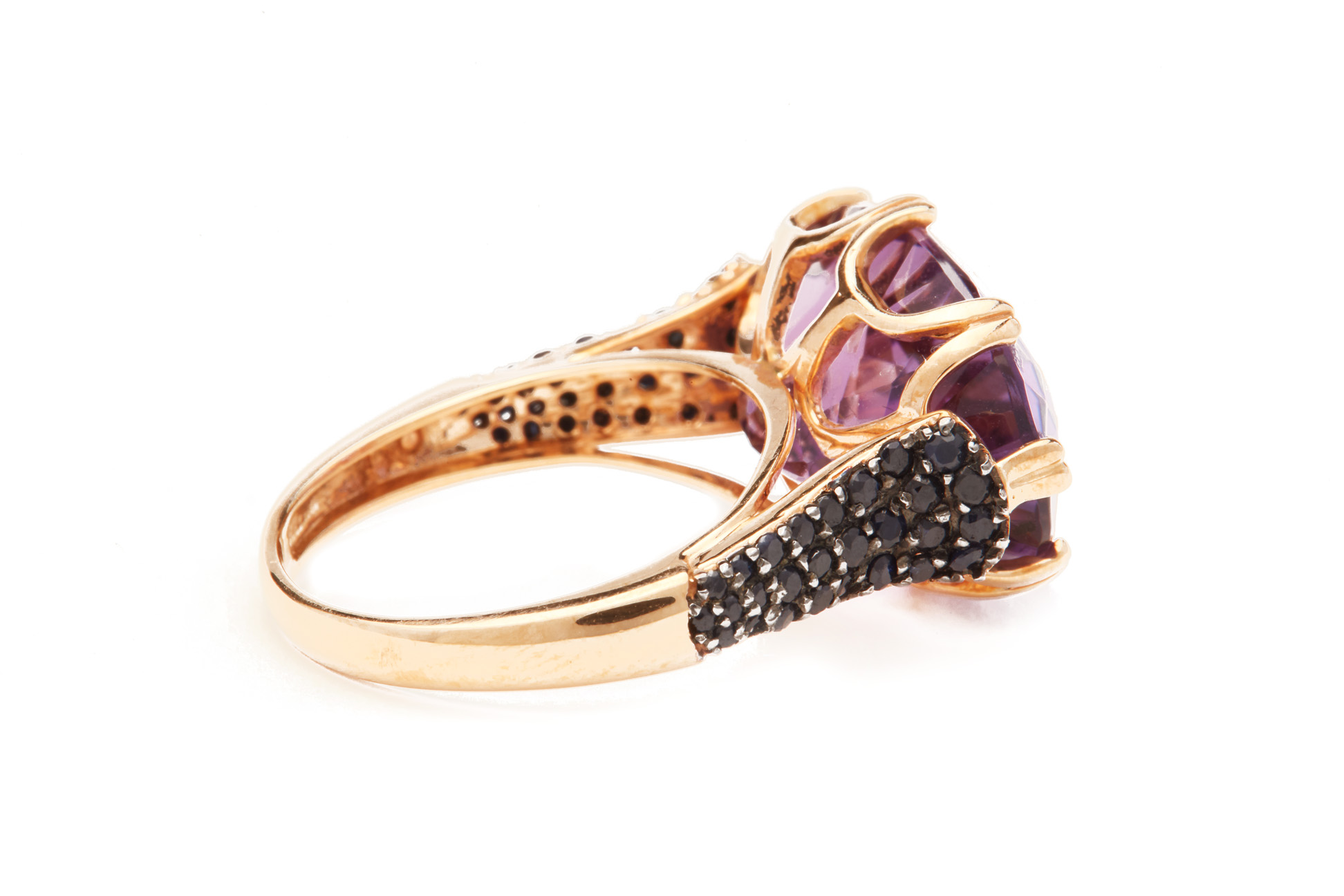 AN AMETHYST AND BLACK SAPPHIRE RING - Image 3 of 3