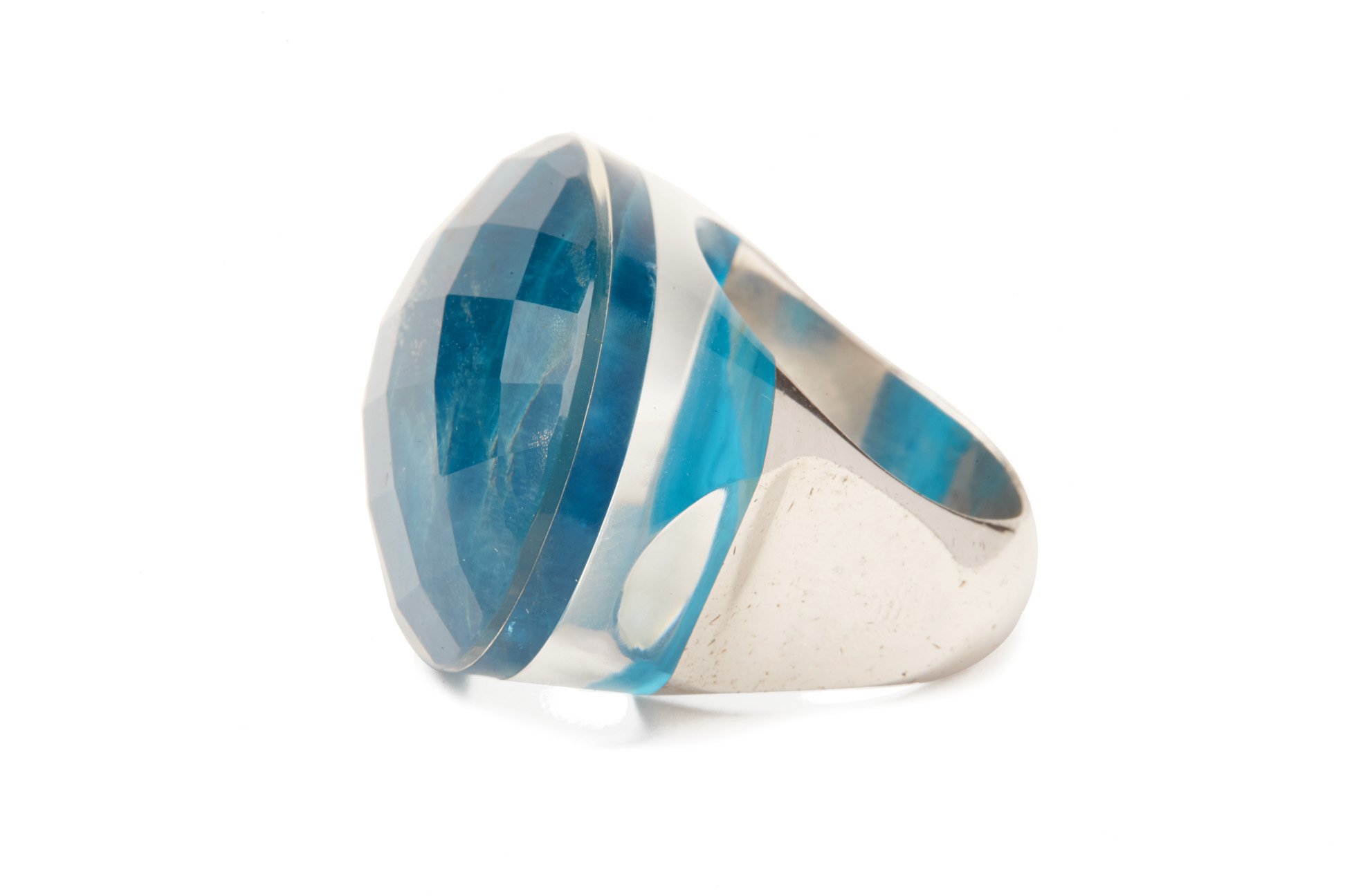 A BLUE APATITE SINGLE STONE RING - Image 2 of 3