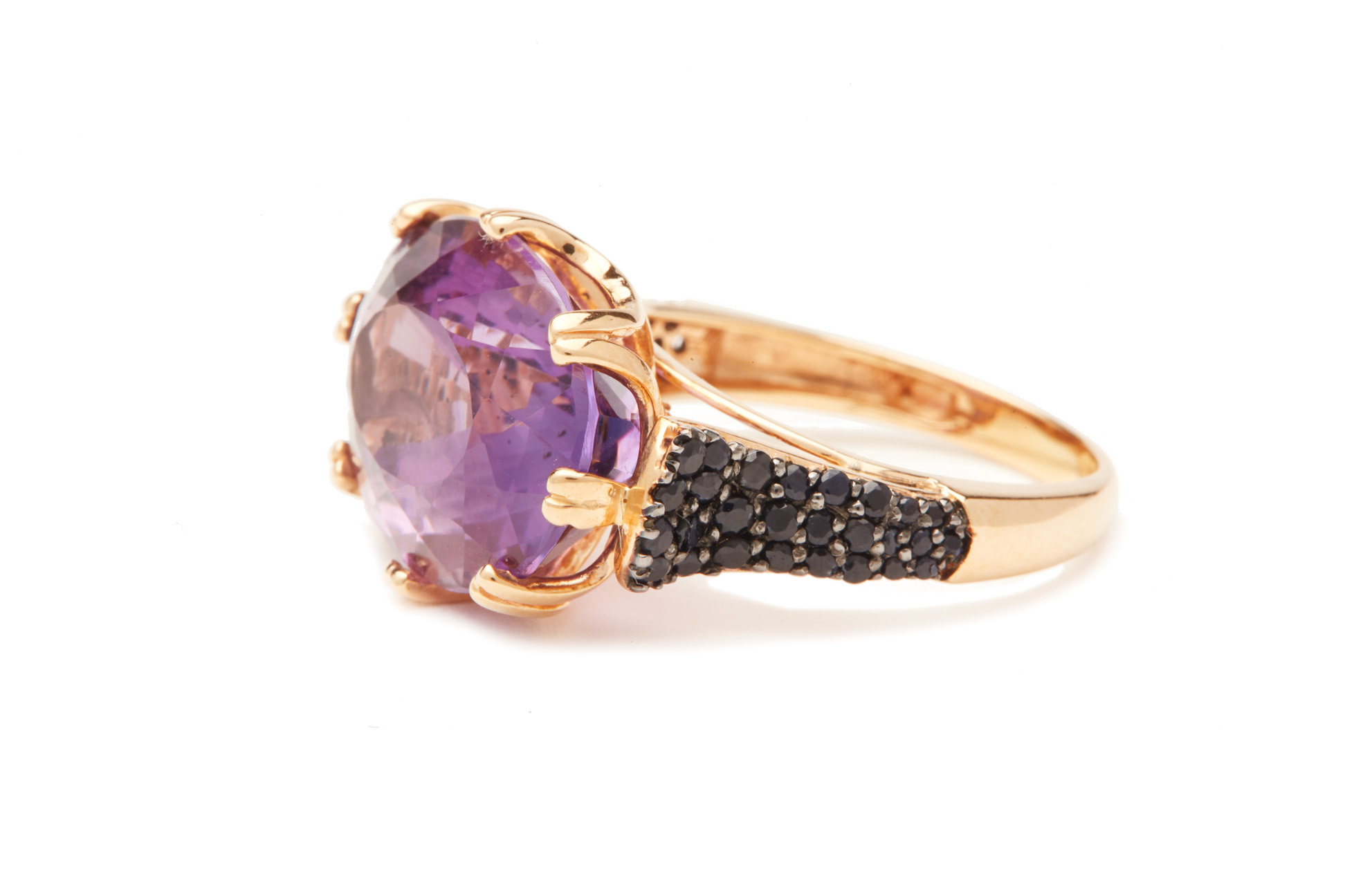 AN AMETHYST AND BLACK SAPPHIRE RING - Image 2 of 3