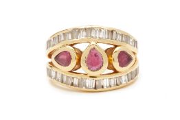 A GOLD DIAMOND & RUBY RING