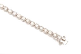 AN 18K WHITE GOLD DIAMOND TENNIS BRACELET