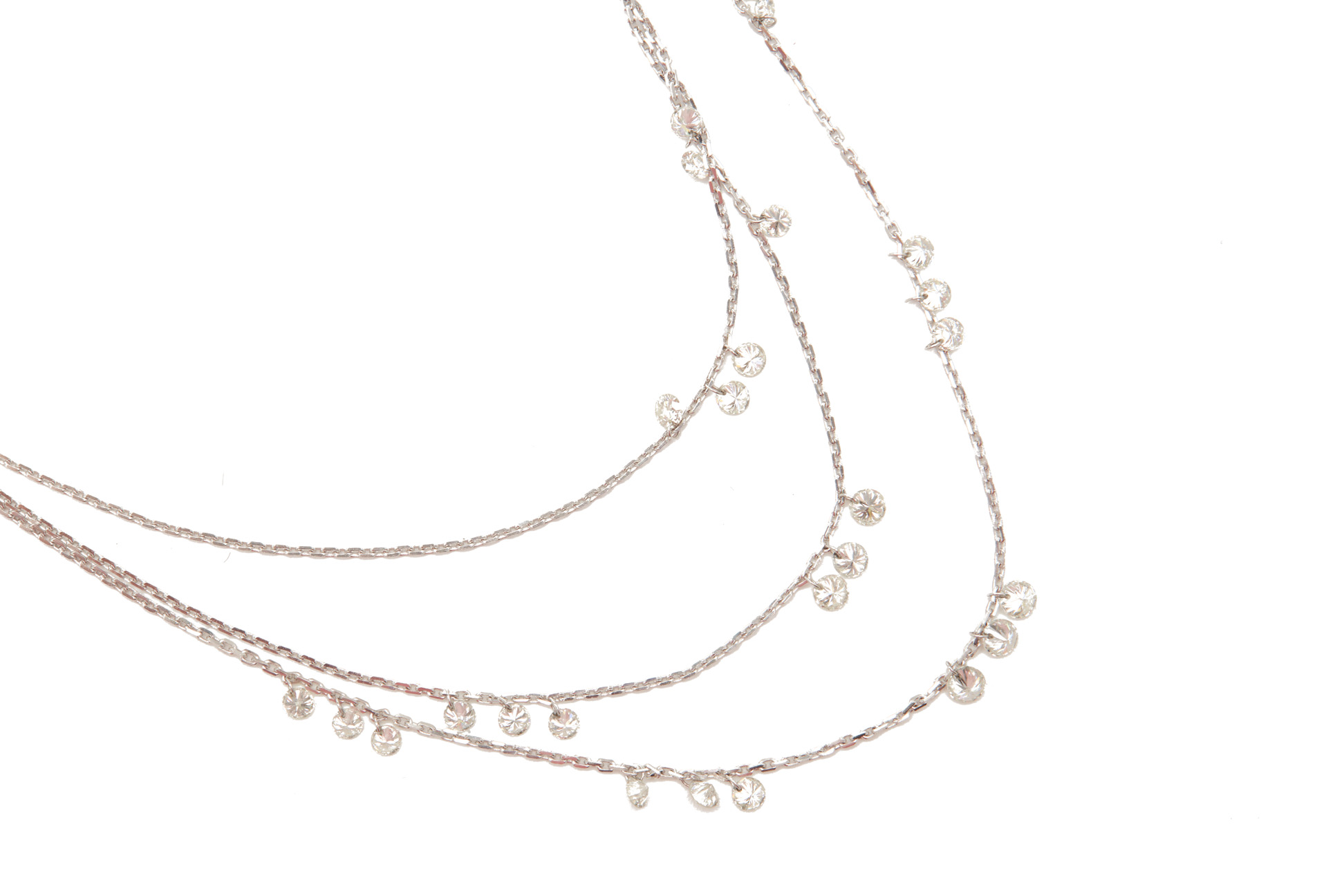 AN 18K WHITE GOLD AND DIAMOND NECKLACE