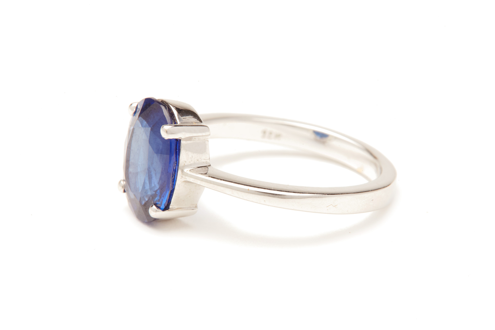 A BLUE SAPPHIRE SINGLE STONE RING - Image 2 of 3