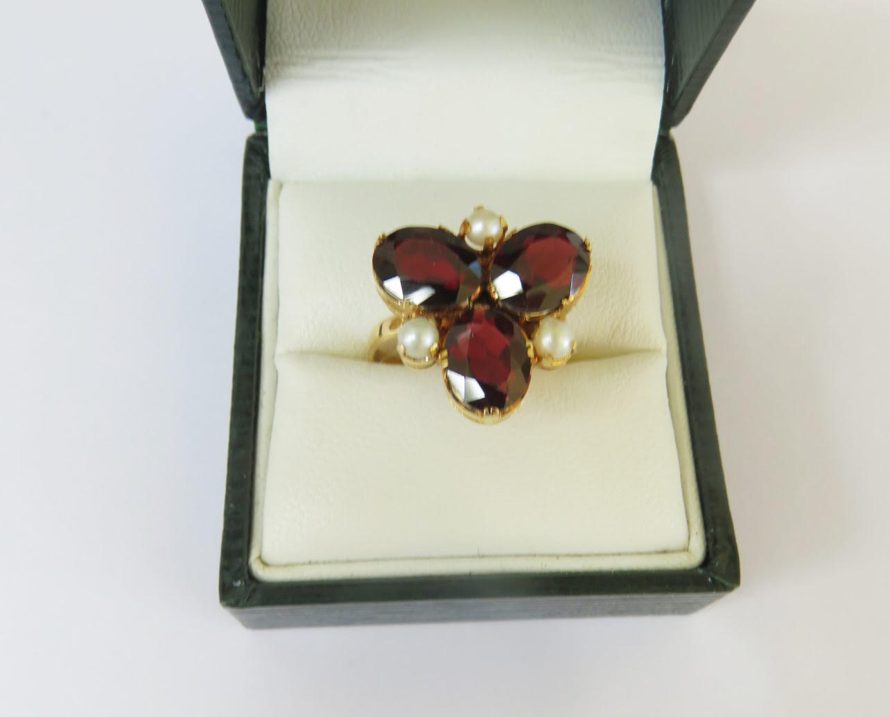 Yellow metal ring (tests as 18ct gold), set with 9mm x 7mm garnets&3mm cultured pearls.(Size P)-5.2g - Image 2 of 4
