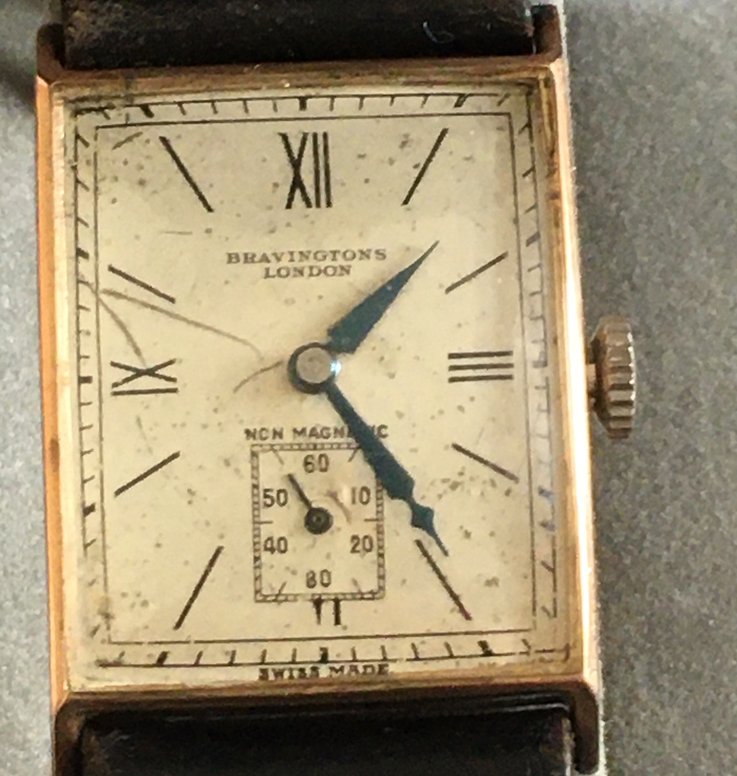 Vintage Bravington's London Gent 9 karat Gold Watch - face 30mm x 25mm - working condition. - Image 2 of 4