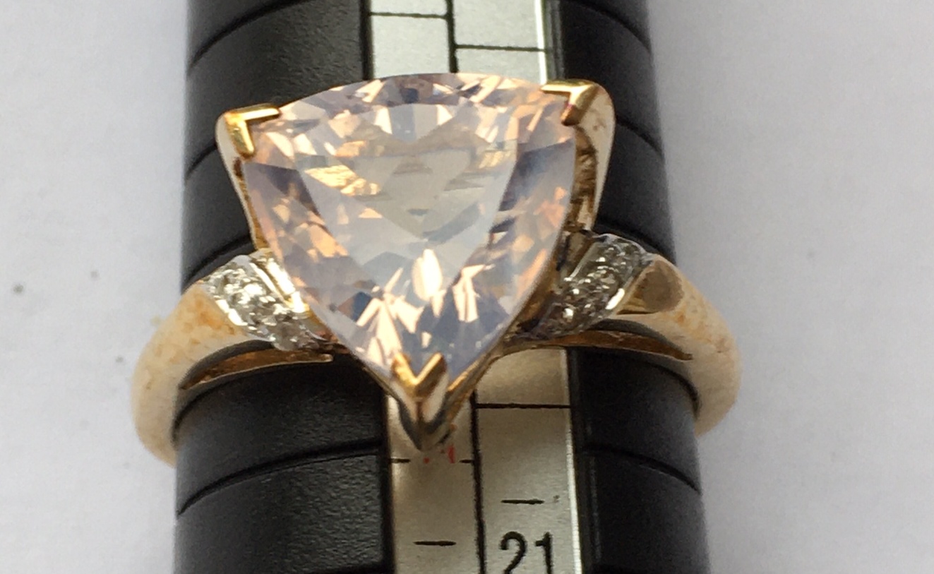 Vintage 9 karat Gold Gem Set Ring - UK size V - 4.5 grams with matching pendant - 2.1 grams.