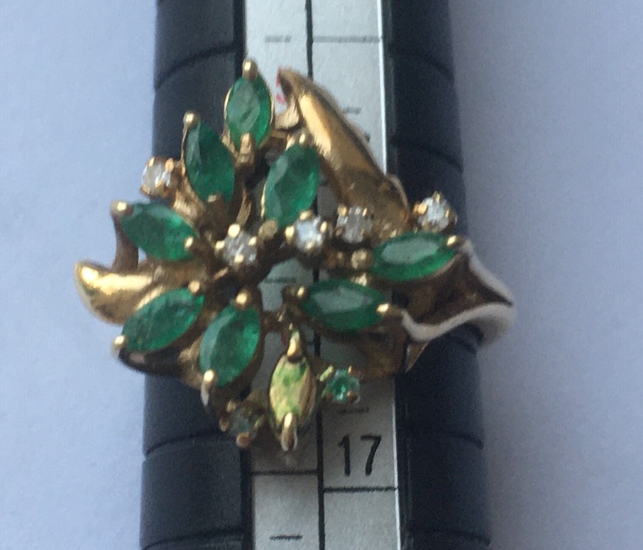 Vintage 9ct Gold and Gemstone Ring - UK size (L) head size 17mm x 17mm - 3.85 grams.