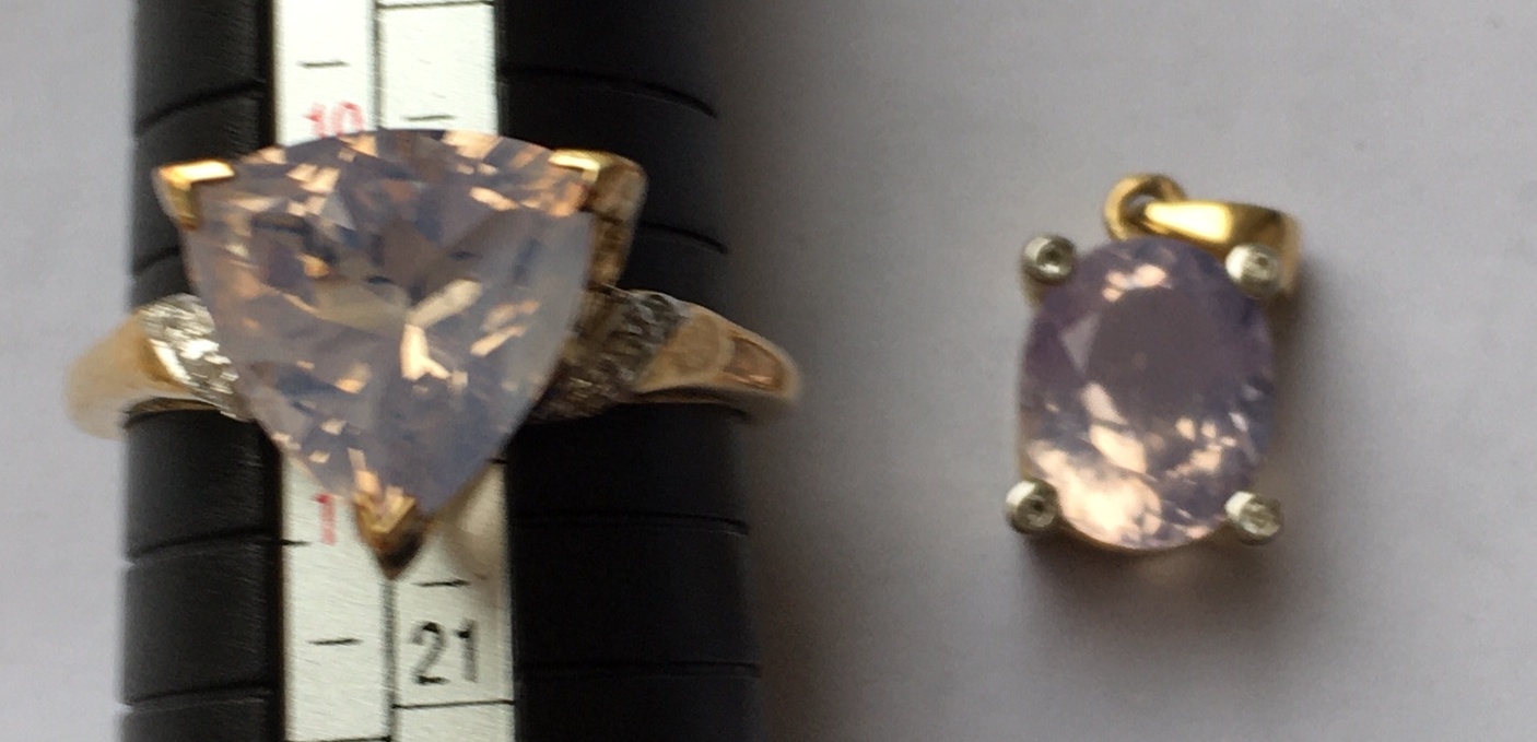 Vintage 9 karat Gold Gem Set Ring - UK size V - 4.5 grams with matching pendant - 2.1 grams. - Image 5 of 6