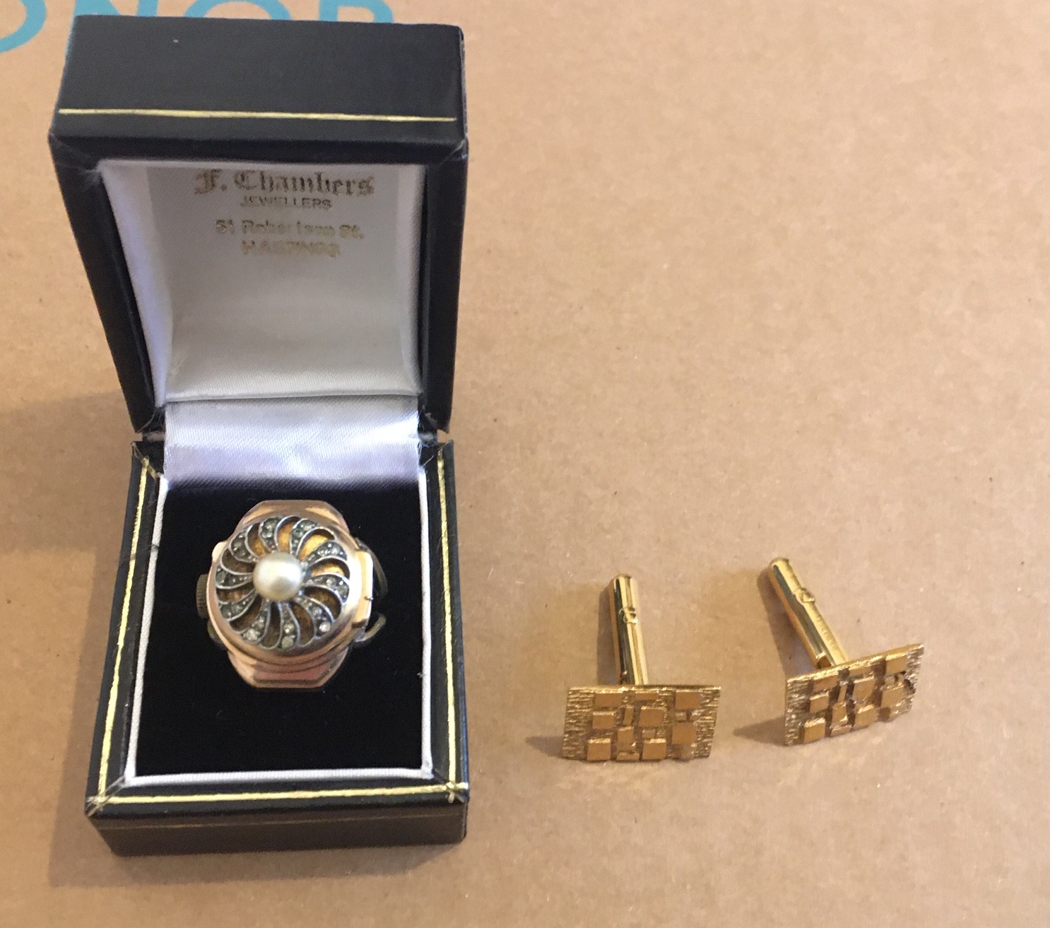 Pair of 9 karat Gold Bark Effect Cufflinks-head 19.5mm x 12.5mm and Rolled Gold Buhrer Ring Watch. - Image 3 of 6