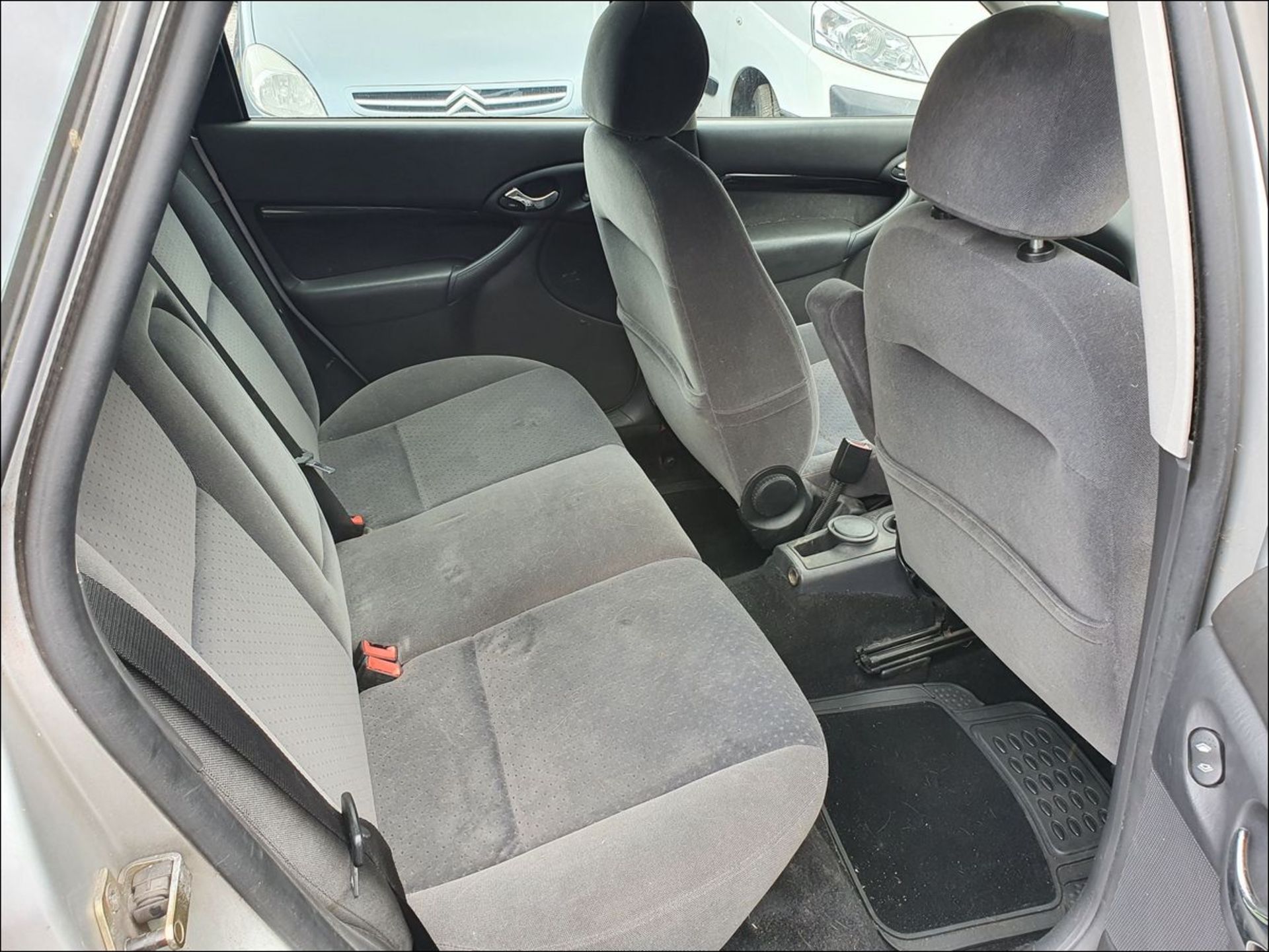 03/03 Ford Focus Ghia - 1596cc 5dr Hatchback (Silver, 70k) - Image 6 of 10