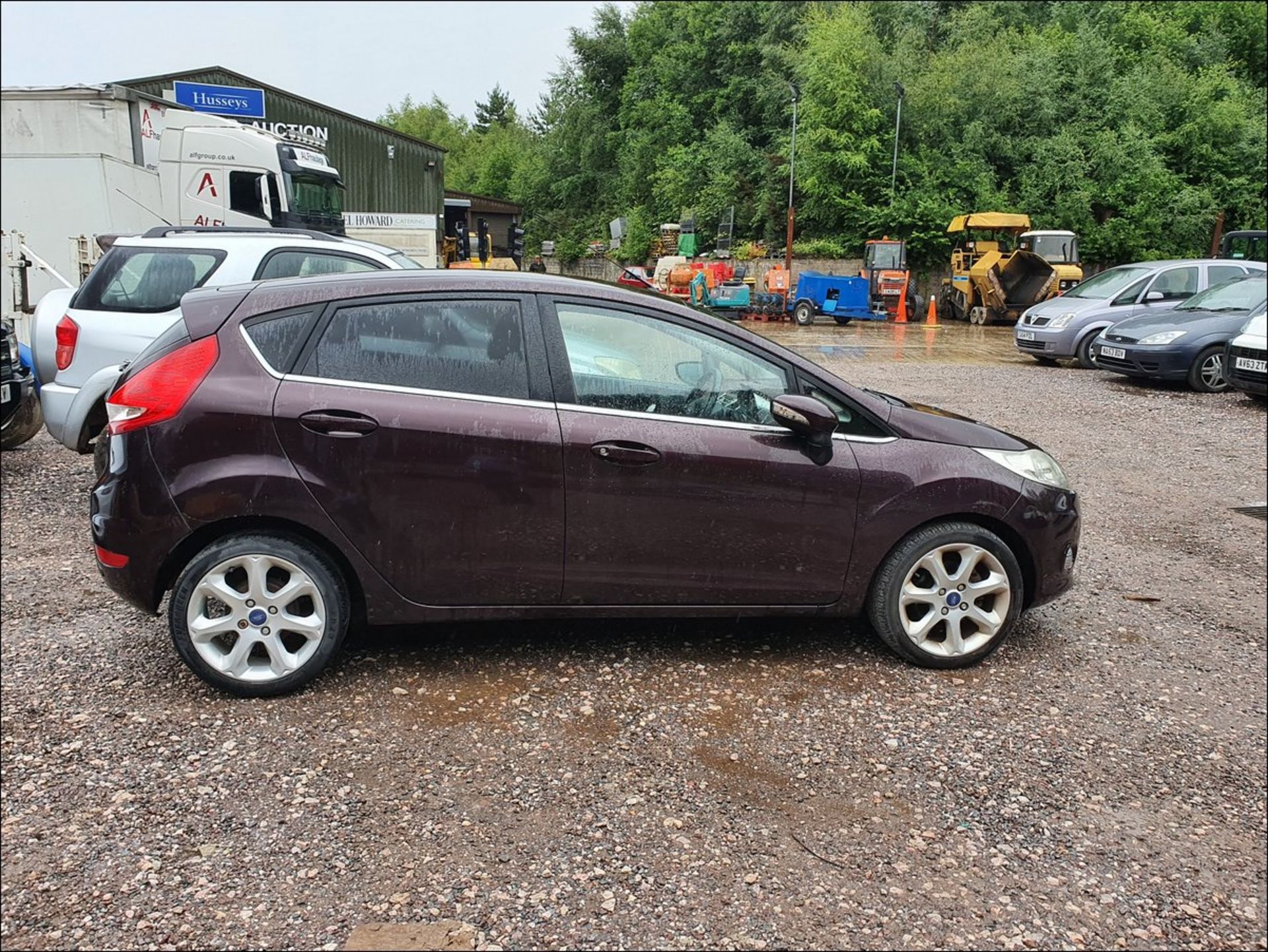 11/60 Ford Fiesta Titanium - 1388cc 5dr Hatchback (Red, 34k) - Image 5 of 11