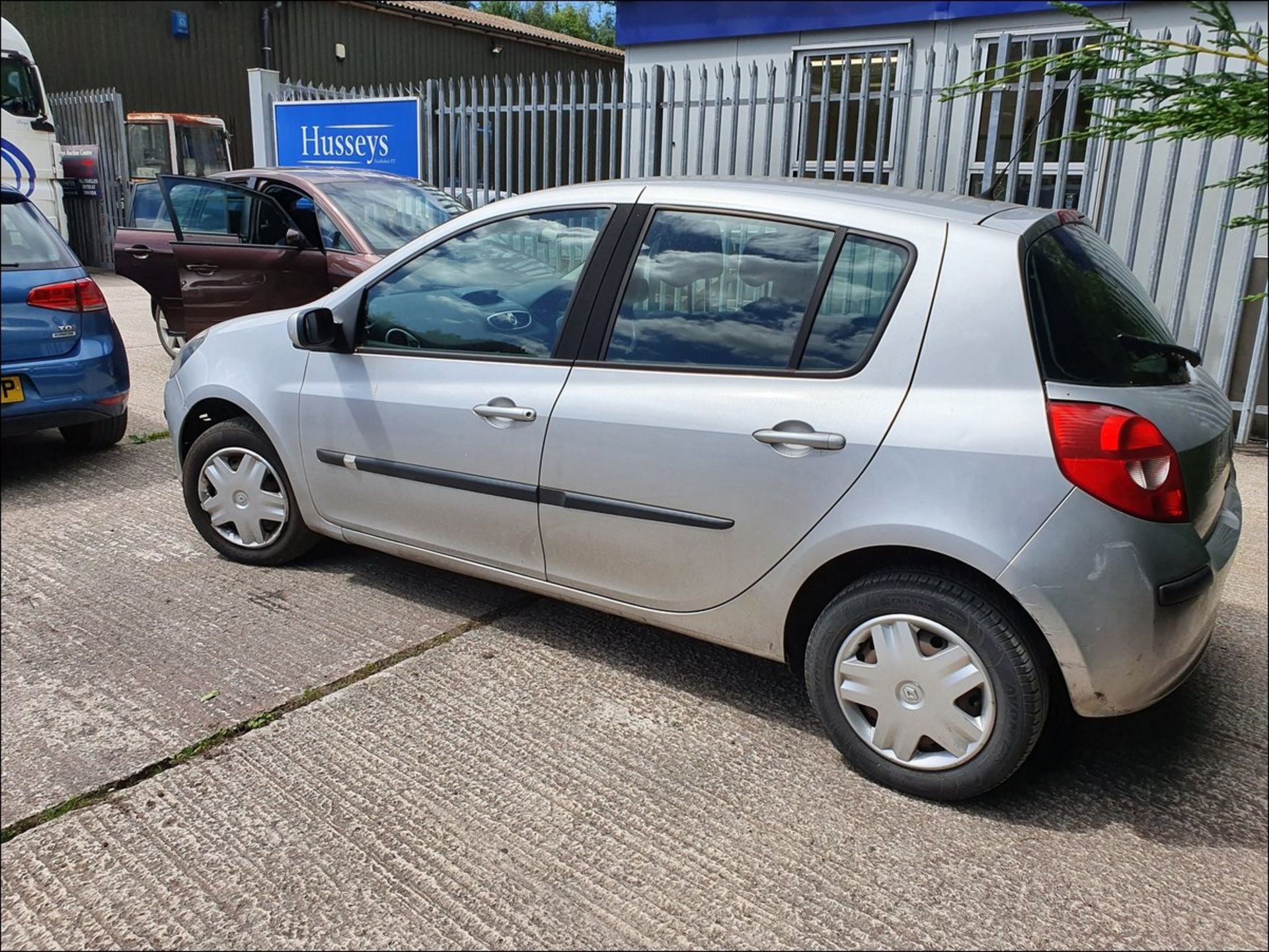 06/56 Renault Clio Dynamique - 1390cc 5dr Hatchback (Silver, 176k) - Image 5 of 12