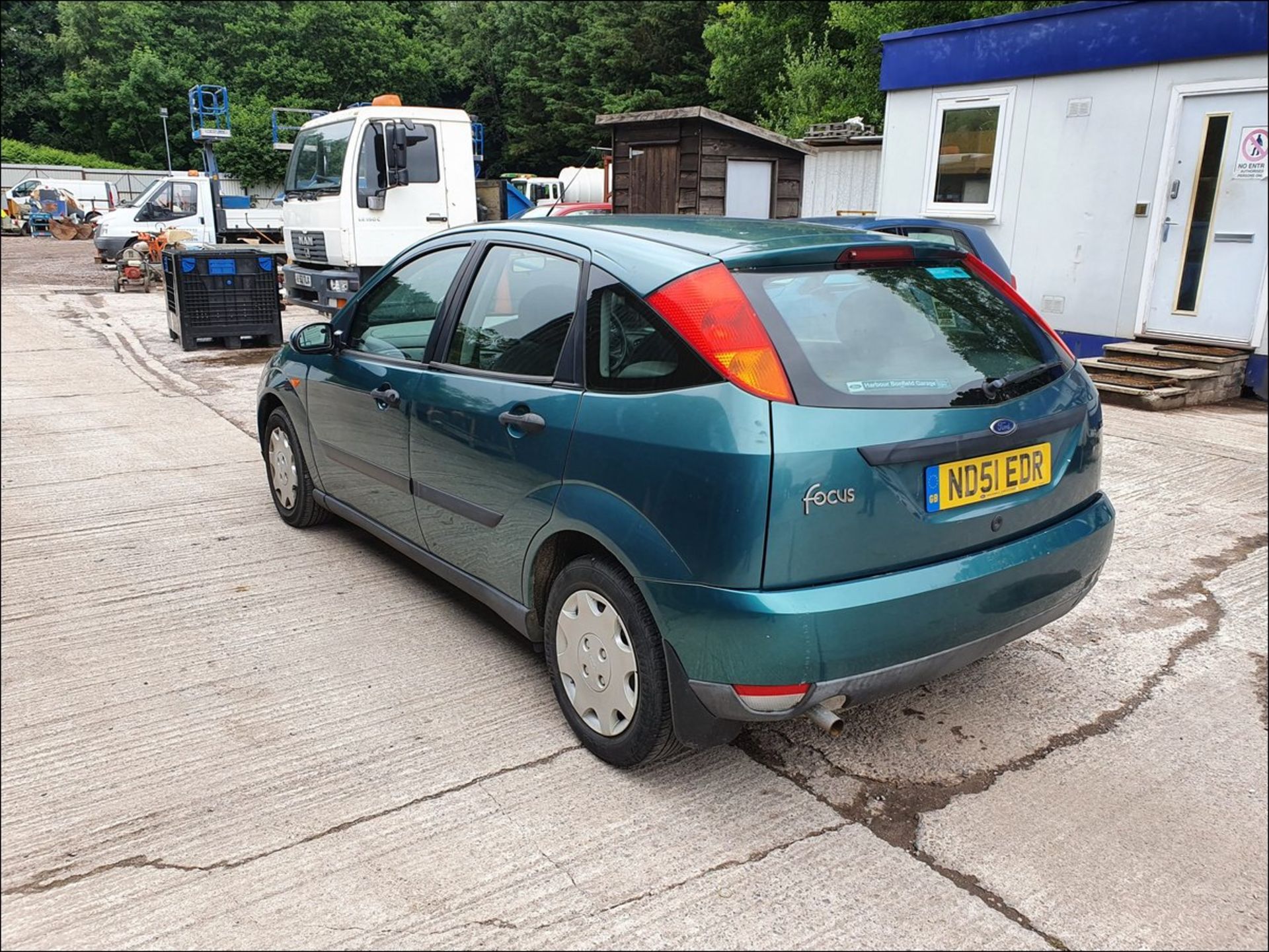 02/51 Ford Focus LX - 1596cc 5dr Hatchback (Green, 99k) - Image 5 of 7