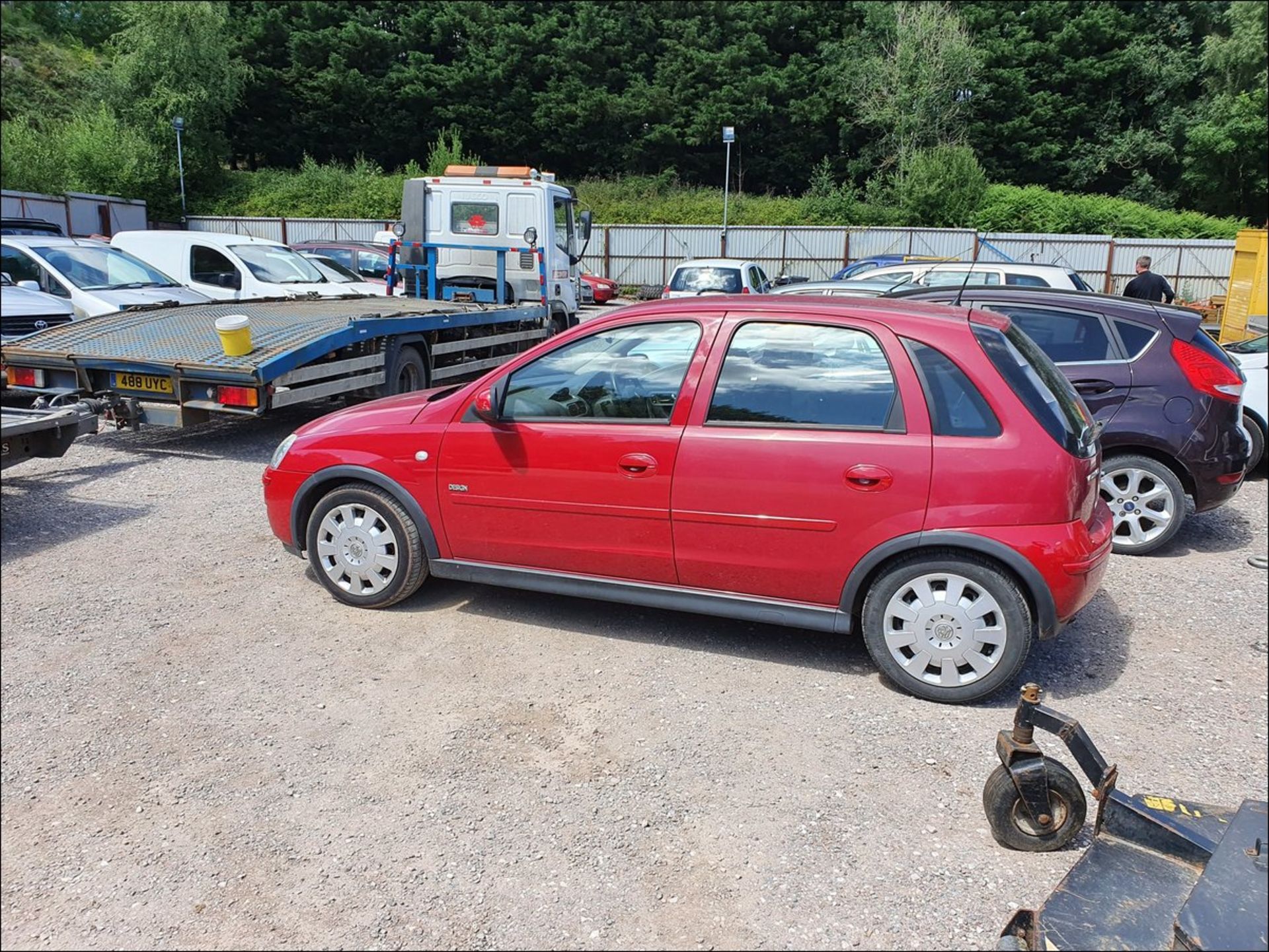 04/54 Vauxhall Corsa Design 16V Twinport - 1364cc 5dr Hatchback (Red, 56k) - Image 5 of 11