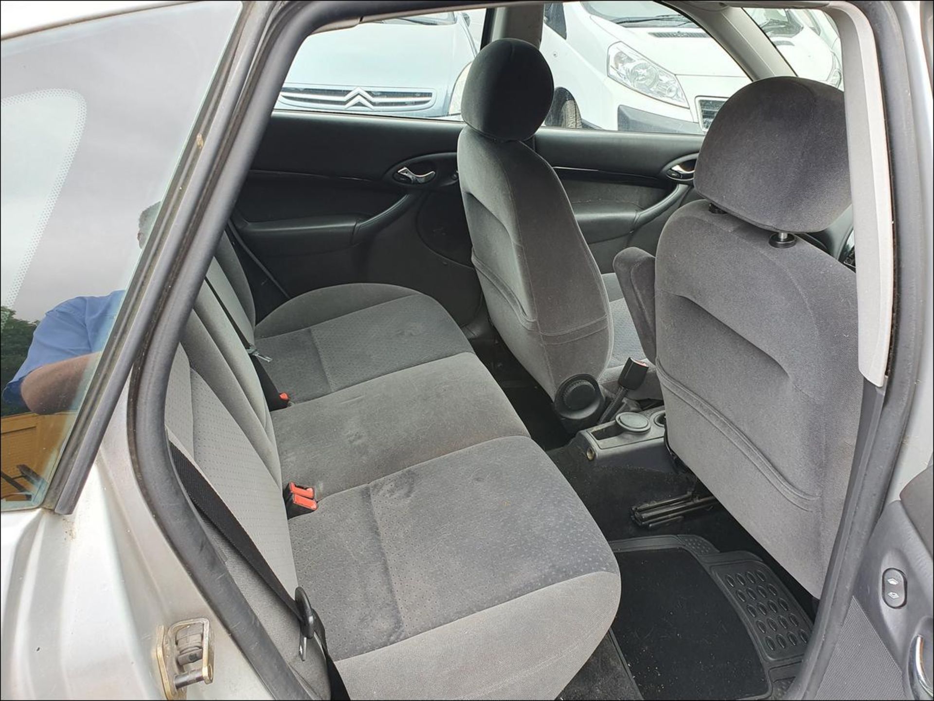 03/03 Ford Focus Ghia - 1596cc 5dr Hatchback (Silver, 70k) - Image 5 of 10