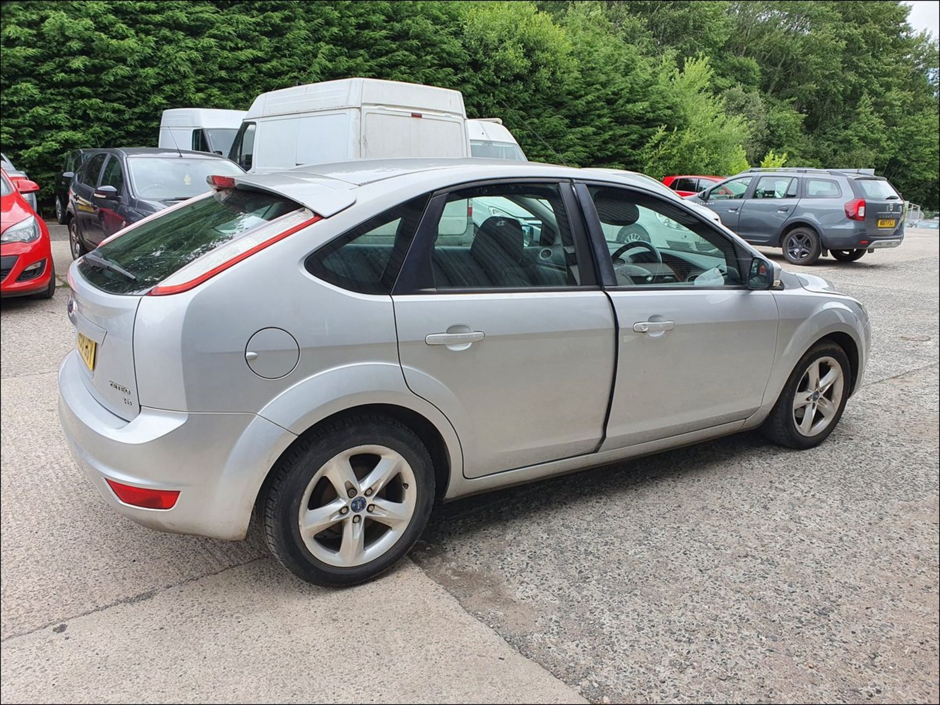 08/58 Ford Focus Zetec 100 Auto - 1596cc 5dr Hatchback (Silver, 73k) - Image 6 of 9