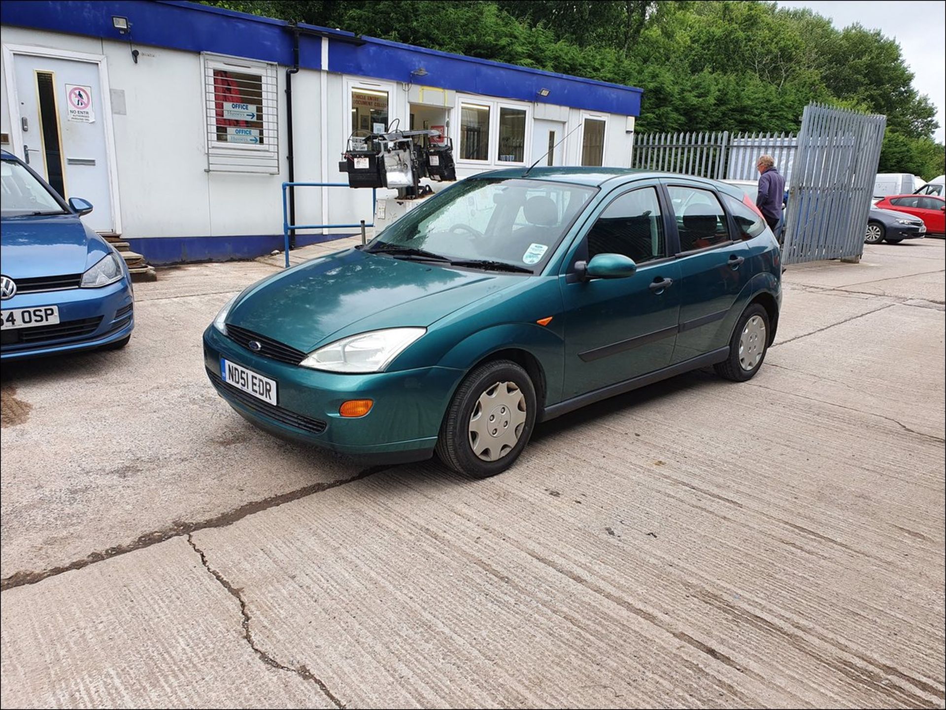 02/51 Ford Focus LX - 1596cc 5dr Hatchback (Green, 99k) - Image 2 of 7