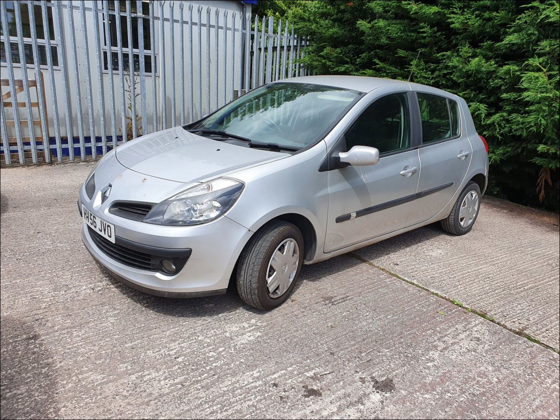 06/56 Renault Clio Dynamique - 1390cc 5dr Hatchback (Silver, 176k) - Image 3 of 12