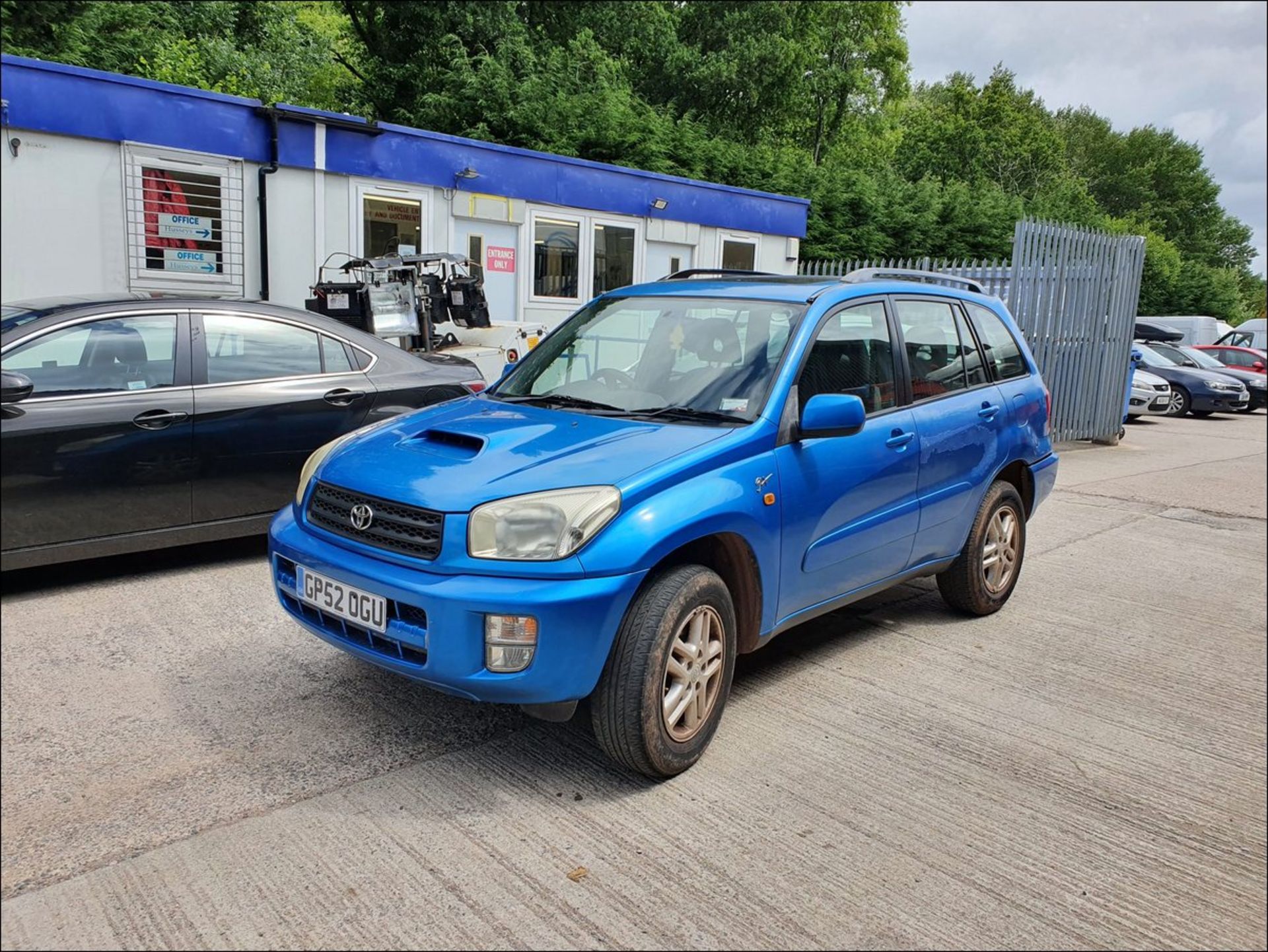 03/52 Toyota Rav4 D-4D GX - 1995cc 5dr Estate (Blue, 147k) - Image 9 of 9