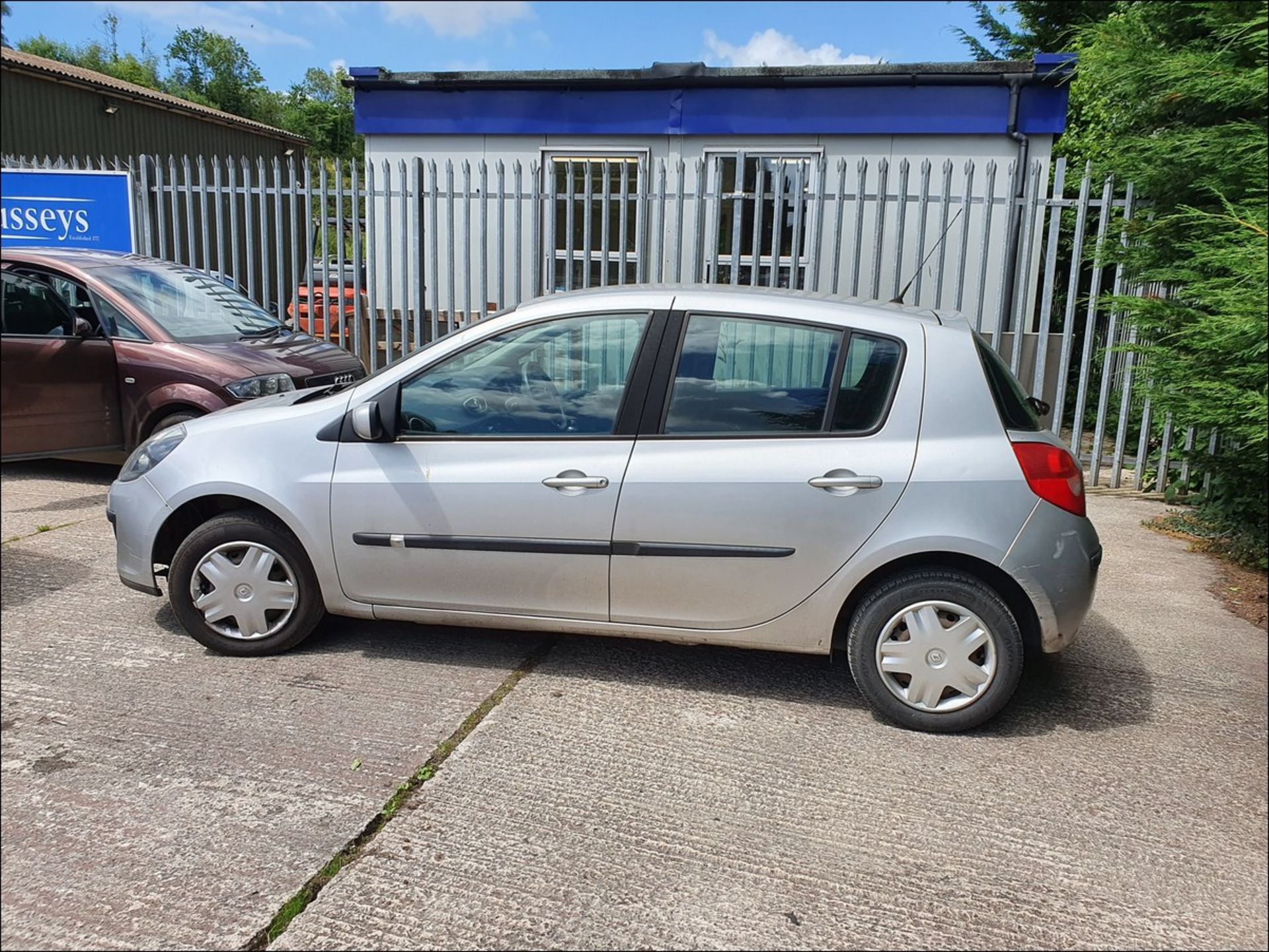 06/56 Renault Clio Dynamique - 1390cc 5dr Hatchback (Silver, 176k) - Image 4 of 12