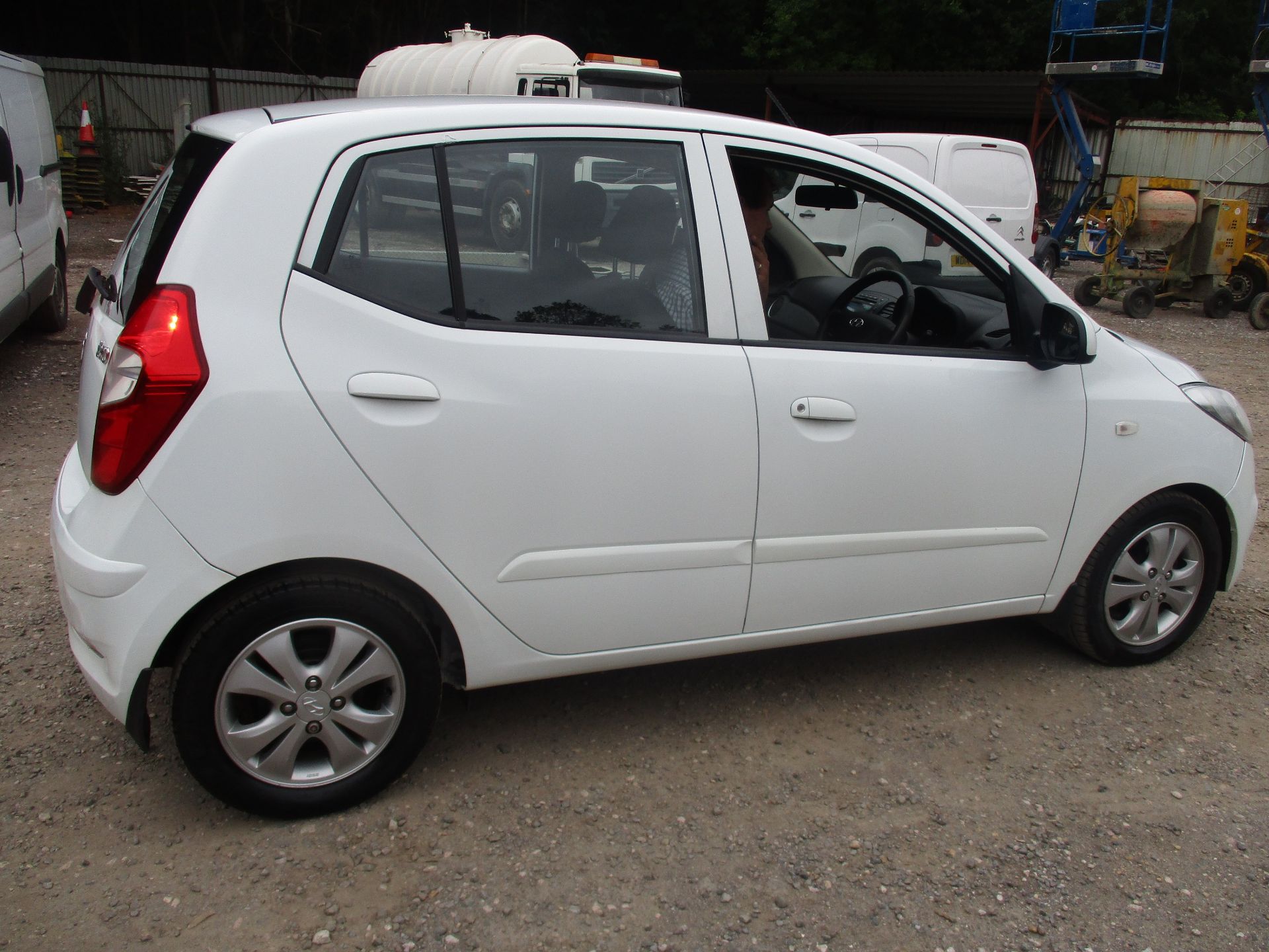 13/13 HYUNDAI I10 ACTIVE AUTO - 1248cc 5DR HATCHBACK (WHITE, 77K) - Image 3 of 4