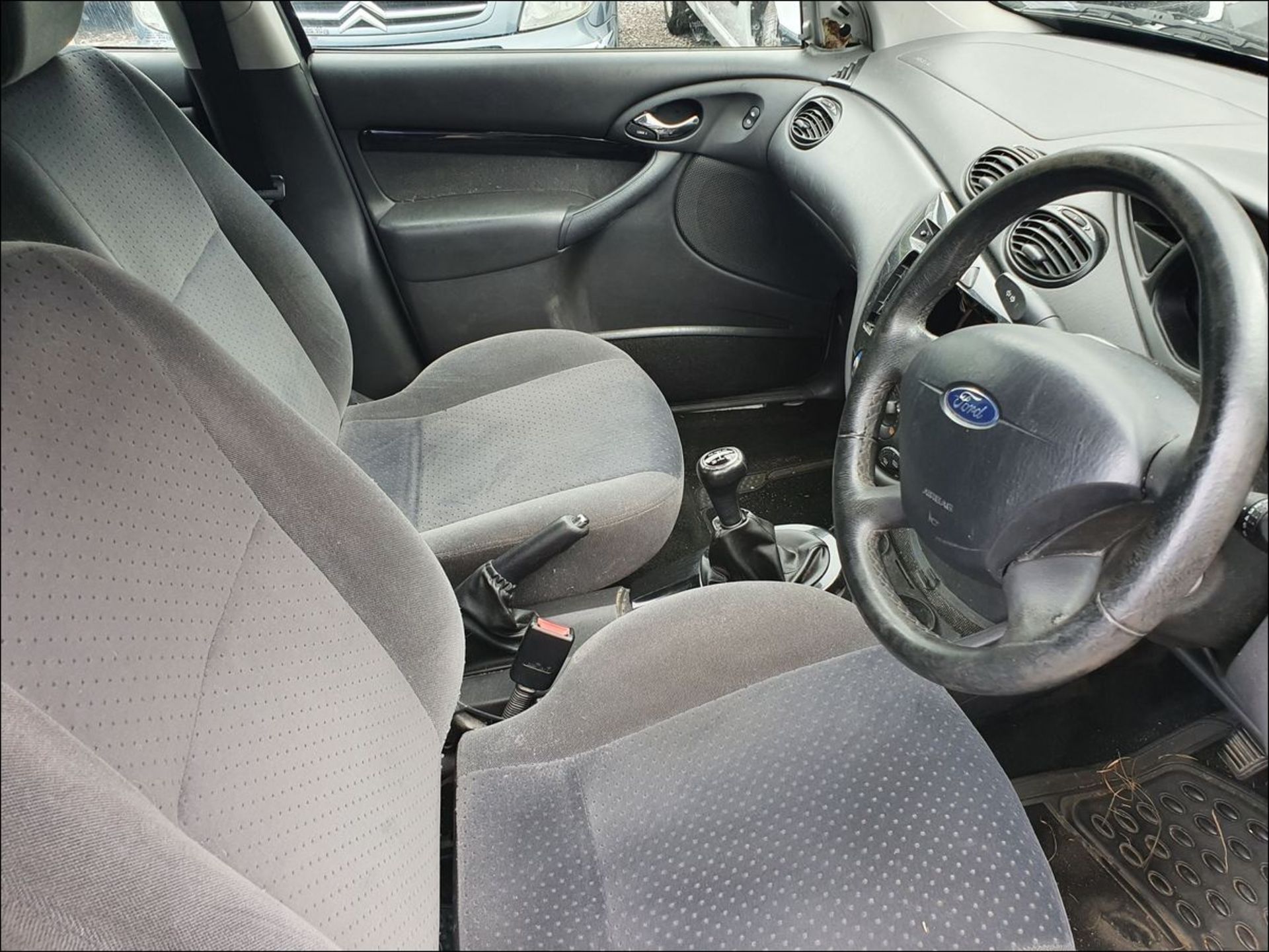 03/03 Ford Focus Ghia - 1596cc 5dr Hatchback (Silver, 70k) - Image 4 of 10