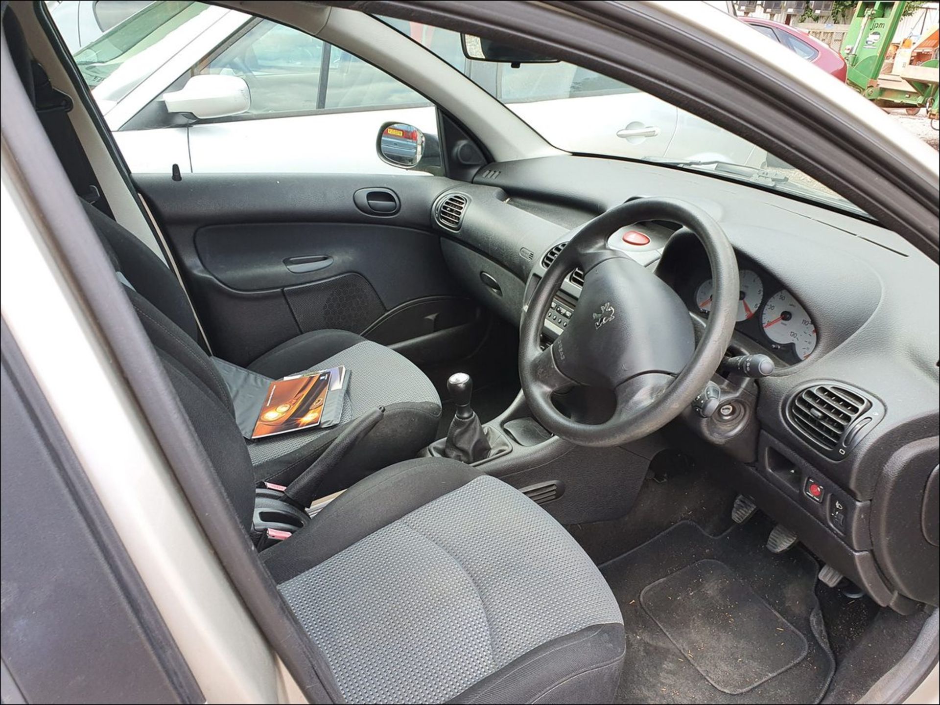 04/54 PEUGEOT 206 S - 1360cc 5dr Hatchback (Grey, 38k) - Image 5 of 10