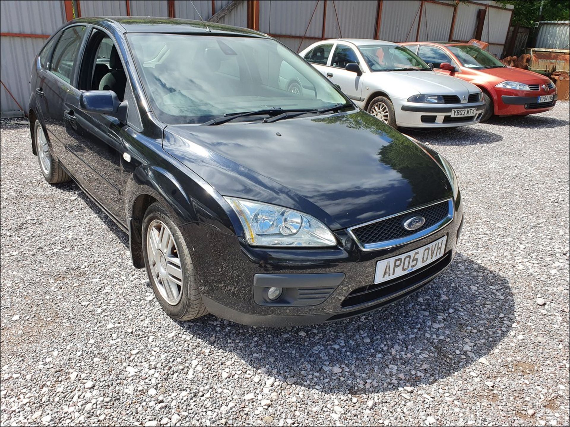 05/05 FORD FOCUS GHIA 115 - 1596cc 5dr Hatchback (Black, 112k) - Image 4 of 13