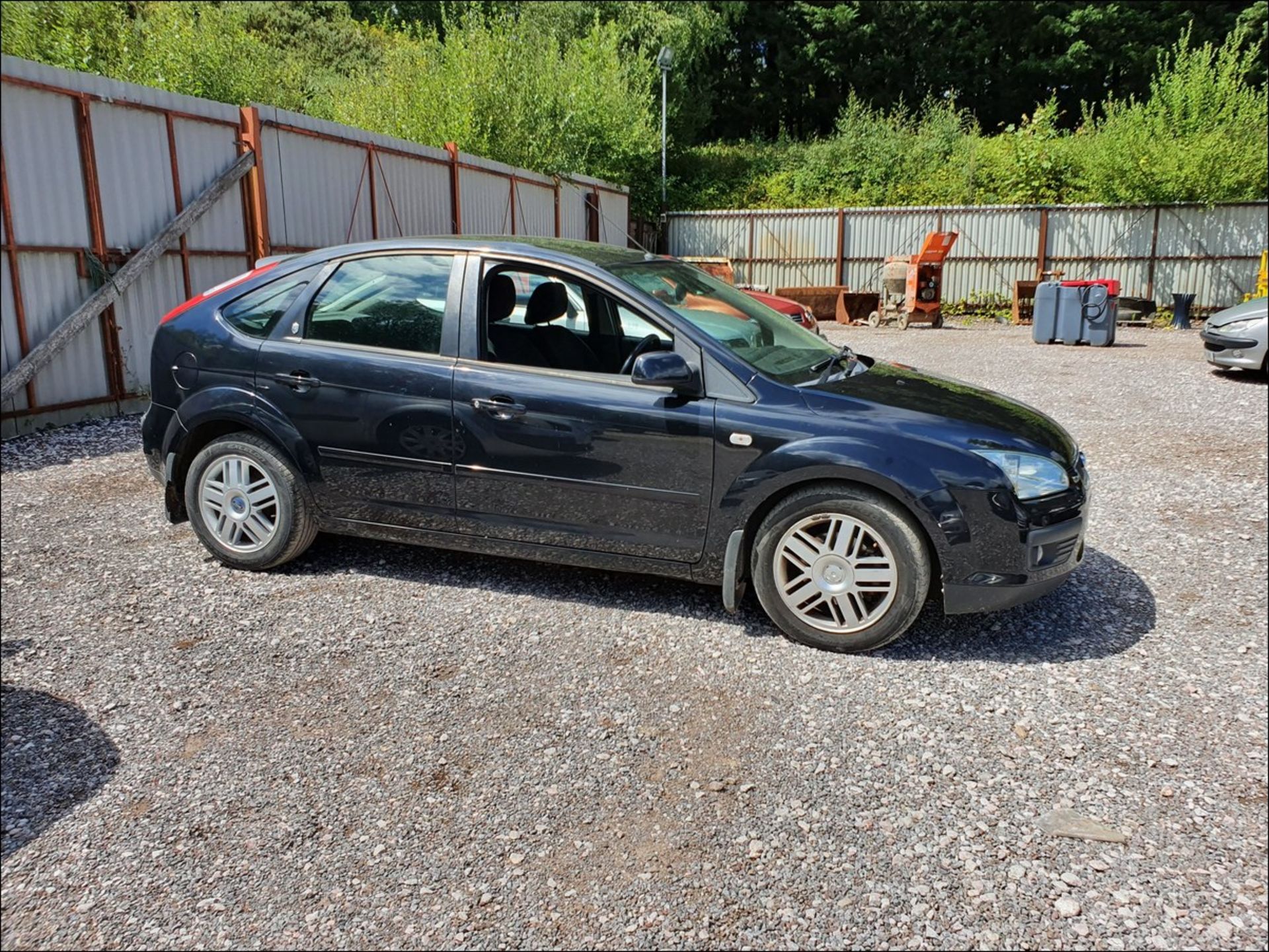 05/05 FORD FOCUS GHIA 115 - 1596cc 5dr Hatchback (Black, 112k) - Image 2 of 13