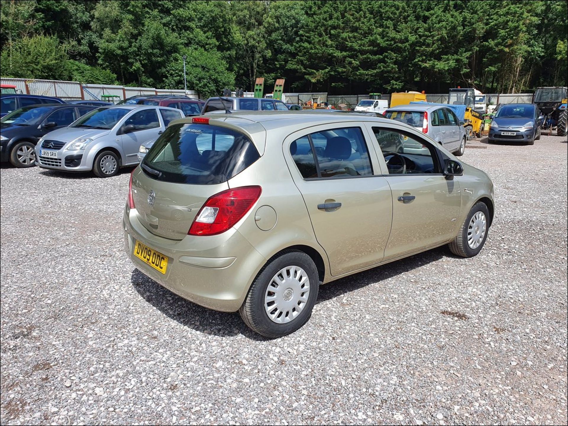 09/09 VAUXHALL CORSA LIFE A/C - 1229cc 5dr Hatchback (Gold, 101k) - Image 7 of 10