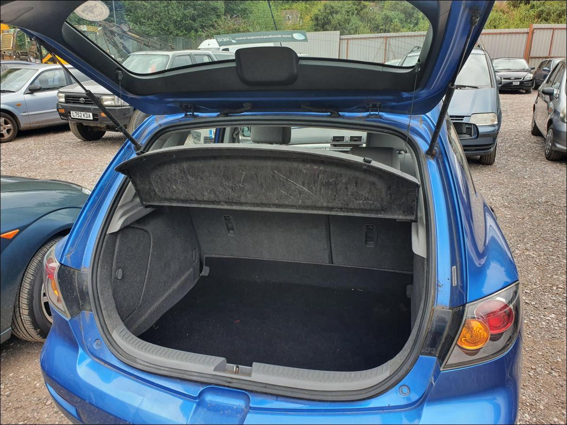 05/55 MAZDA 3 S - 1598cc 5dr Hatchback (Blue, 115k) - Image 6 of 11
