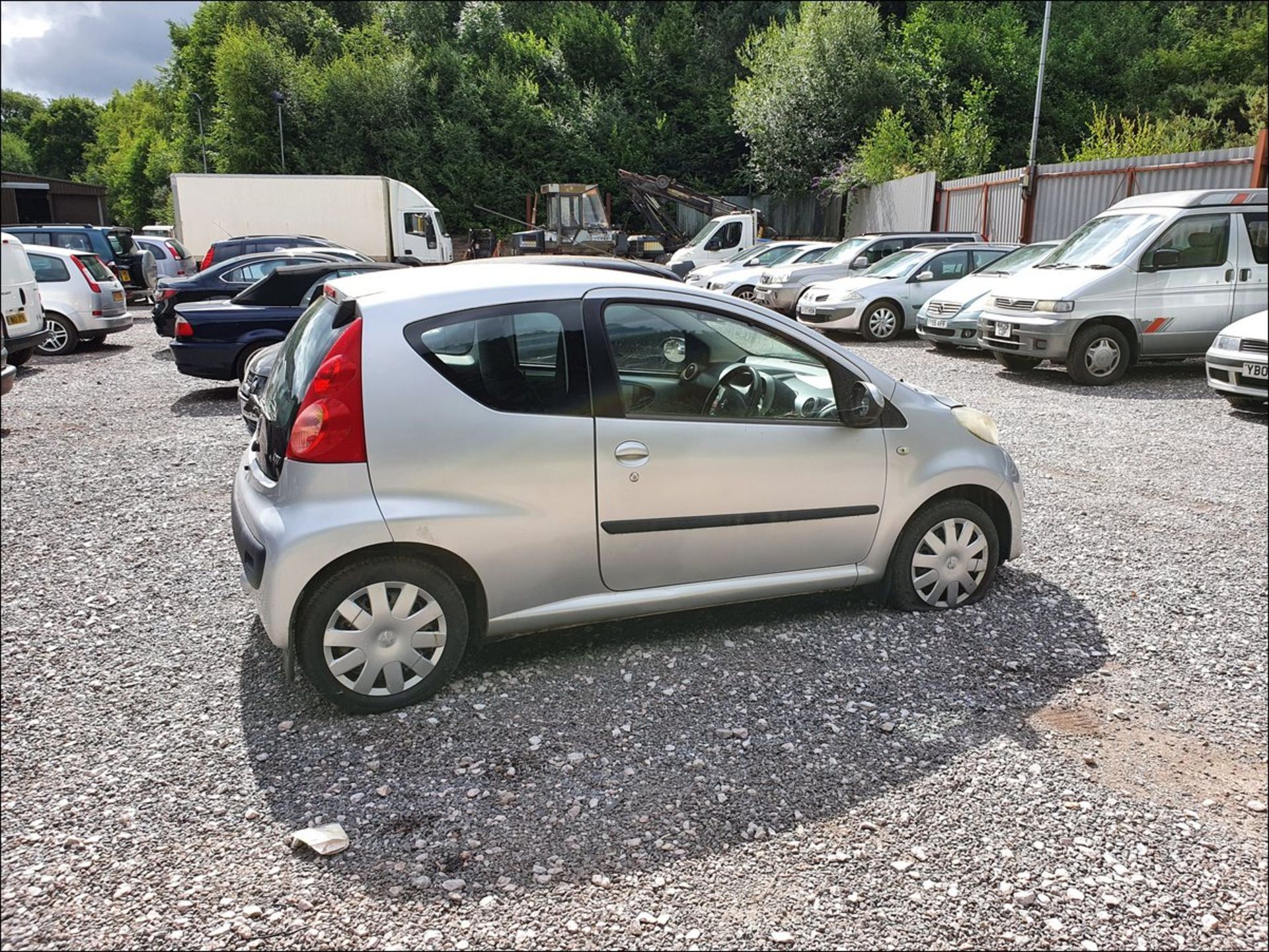 06/55 PEUGEOT 107 URBAN - 998cc 3dr Hatchback (Silver, 62k) - Image 12 of 15