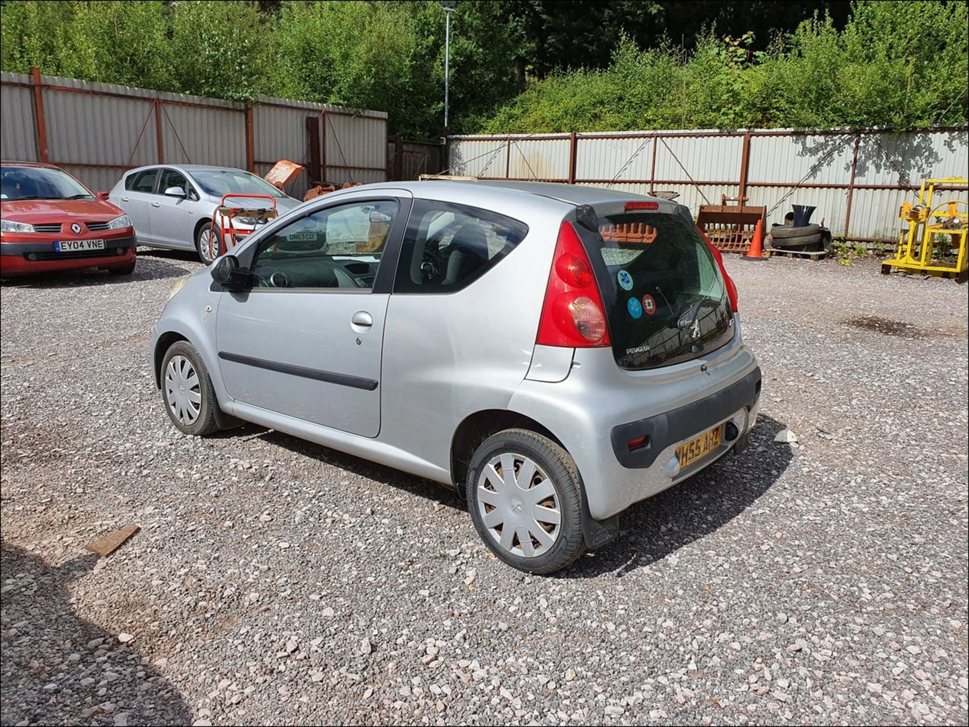 06/55 PEUGEOT 107 URBAN - 998cc 3dr Hatchback (Silver, 62k) - Image 8 of 15