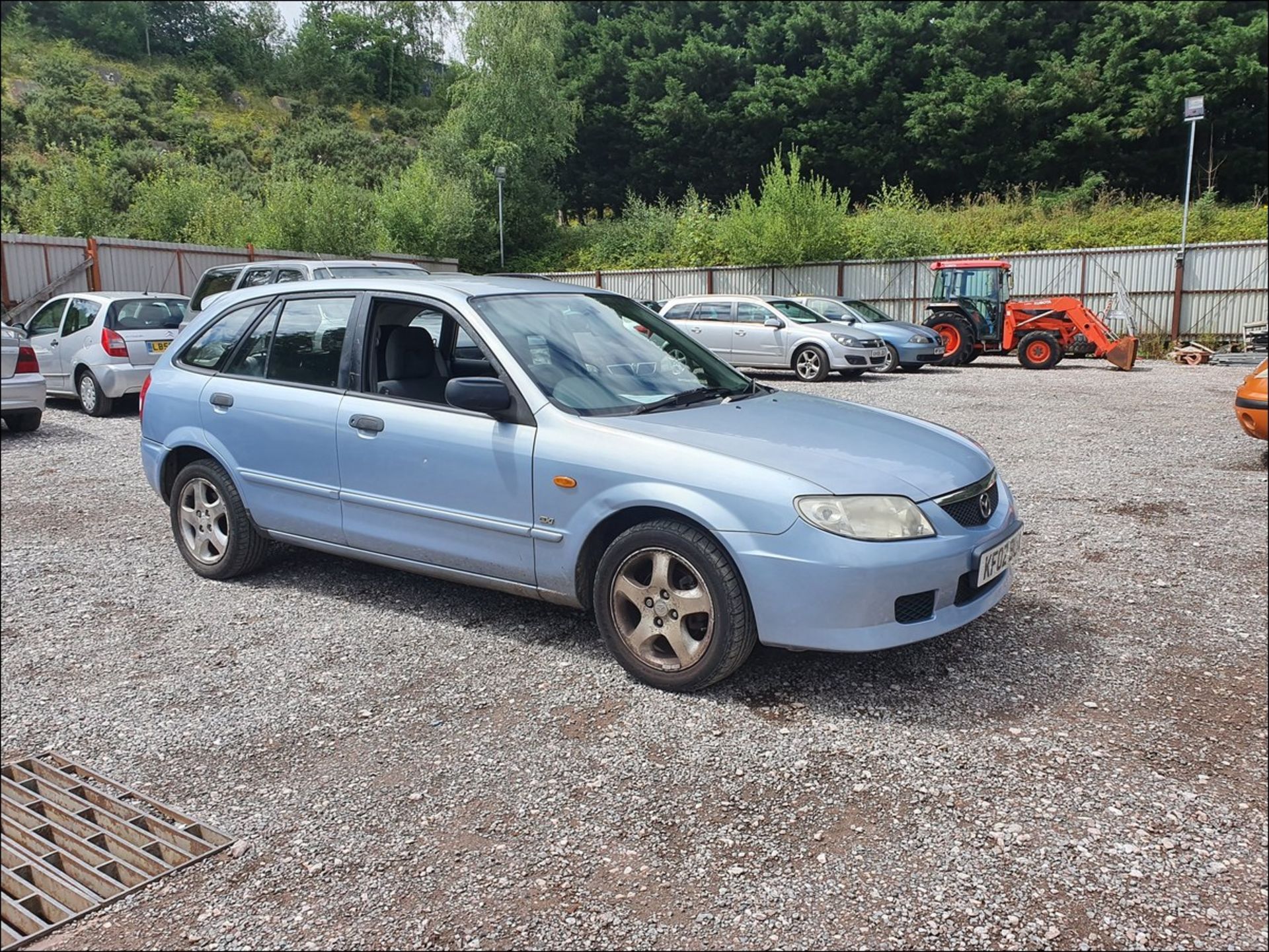 02/02 MAZDA 323F GXI - 1598cc 5dr Hatchback (Blue, 119k) - Image 2 of 12