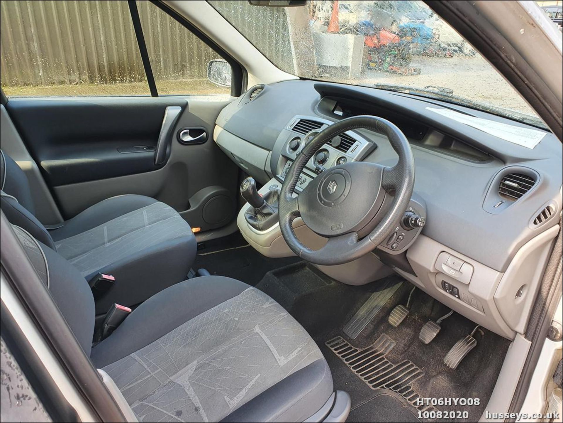 06/06 RENAULT SCENIC DYNAMIQUE VVT - 1598cc 5dr MPV (Silver, 91k) - Image 8 of 12