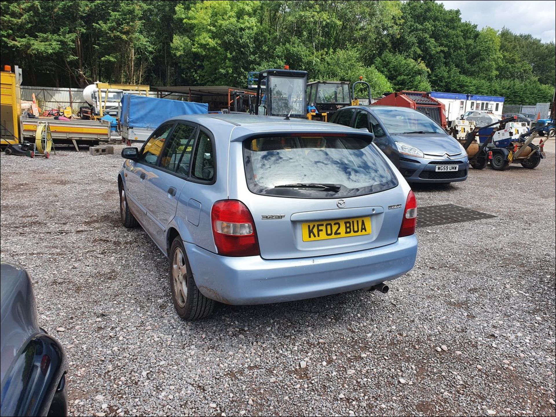 02/02 MAZDA 323F GXI - 1598cc 5dr Hatchback (Blue, 119k) - Image 5 of 12