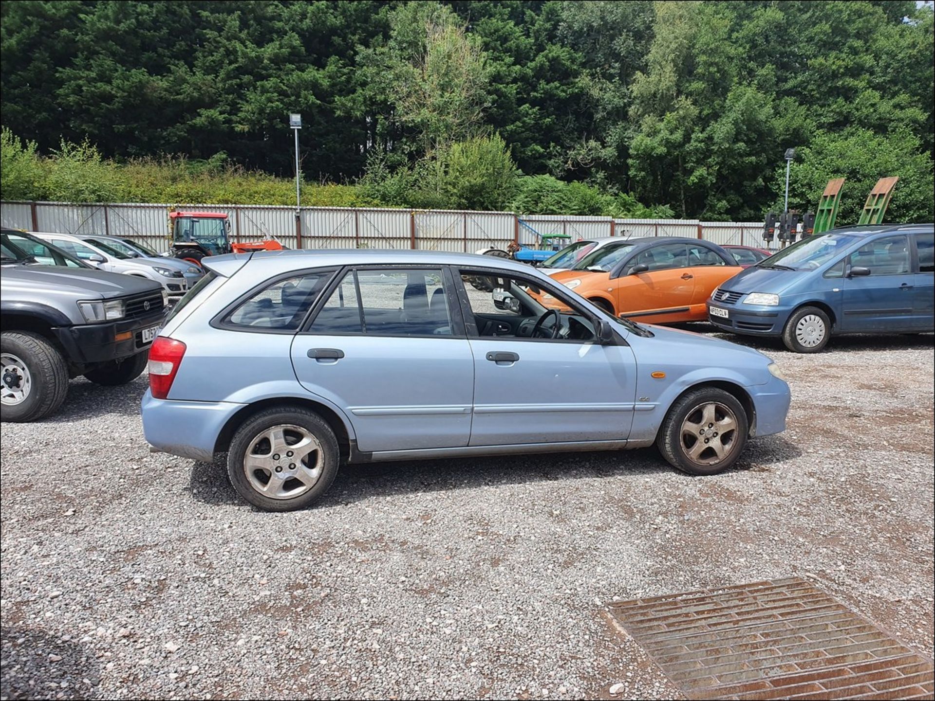 02/02 MAZDA 323F GXI - 1598cc 5dr Hatchback (Blue, 119k) - Image 3 of 12