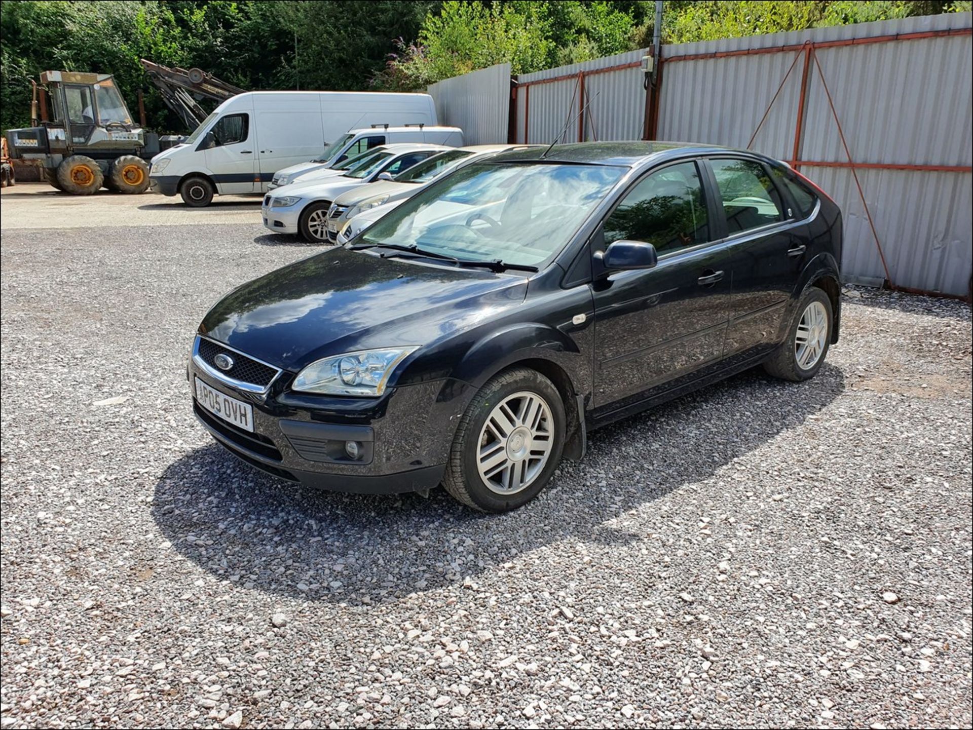 05/05 FORD FOCUS GHIA 115 - 1596cc 5dr Hatchback (Black, 112k) - Image 5 of 13