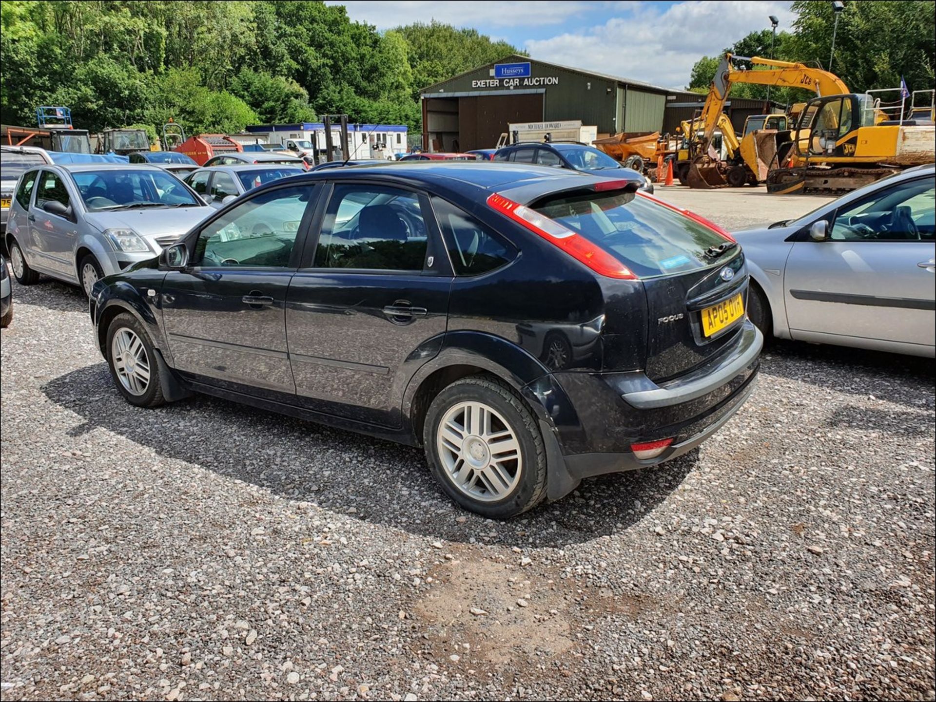 05/05 FORD FOCUS GHIA 115 - 1596cc 5dr Hatchback (Black, 112k) - Image 7 of 13