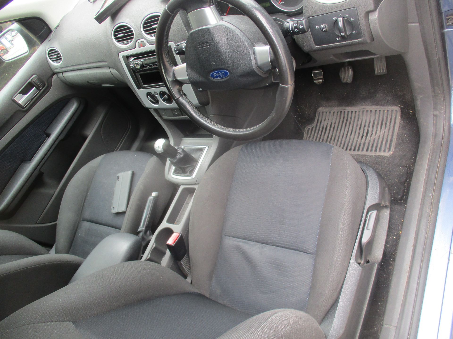 06/55 FORD FOCUS ZETEC CLIMATE 116 - 1596cc 5dr Hatchback (Blue, 123k) - Image 4 of 4