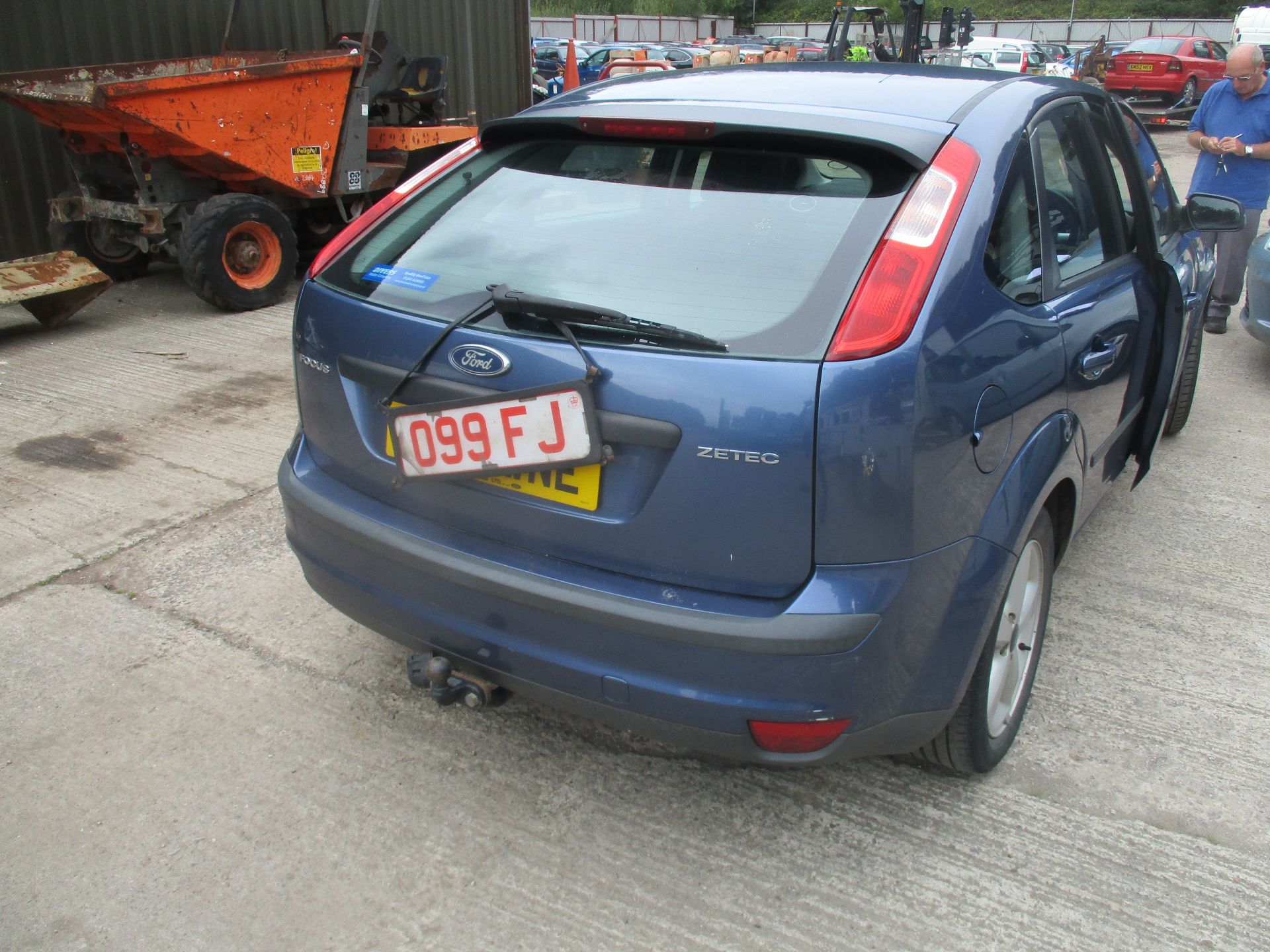 06/55 FORD FOCUS ZETEC CLIMATE 116 - 1596cc 5dr Hatchback (Blue, 123k) - Image 3 of 4