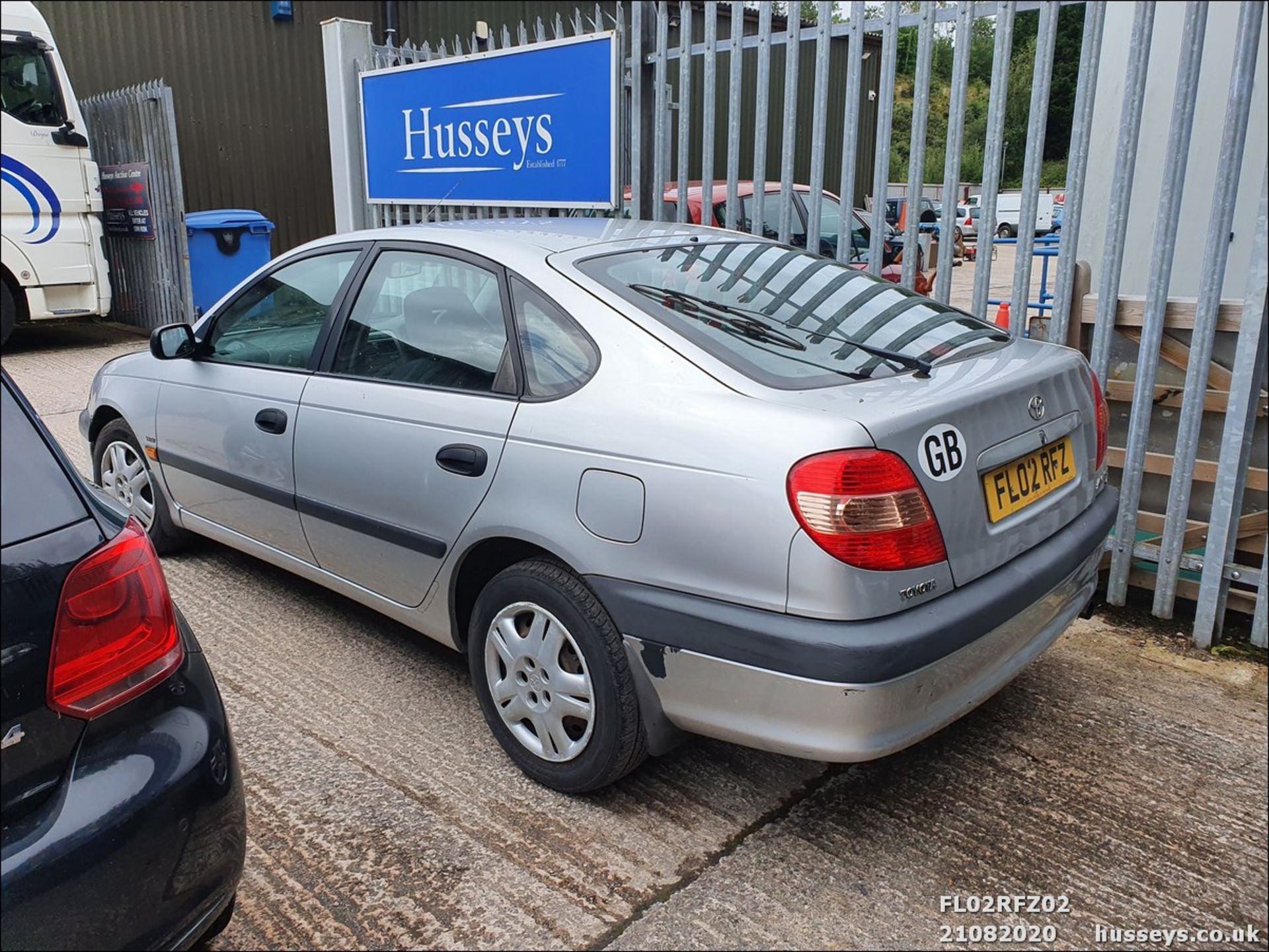 02/02 TOYOTA AVENSIS GS VVT-I AUTO - 1794cc 5dr Hatchback (Silver, 88k) - Image 3 of 8