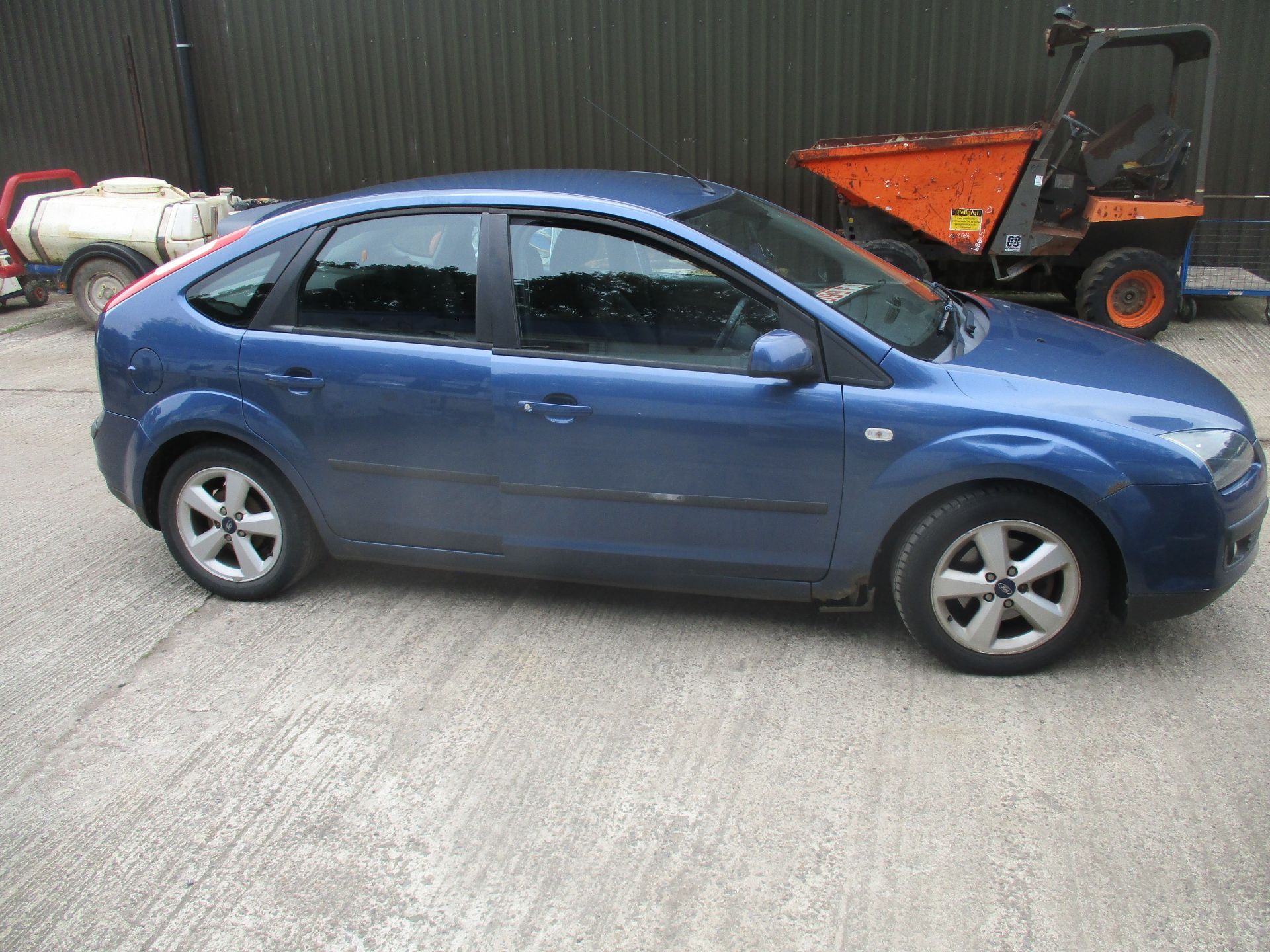 06/55 FORD FOCUS ZETEC CLIMATE 116 - 1596cc 5dr Hatchback (Blue, 123k) - Image 2 of 4