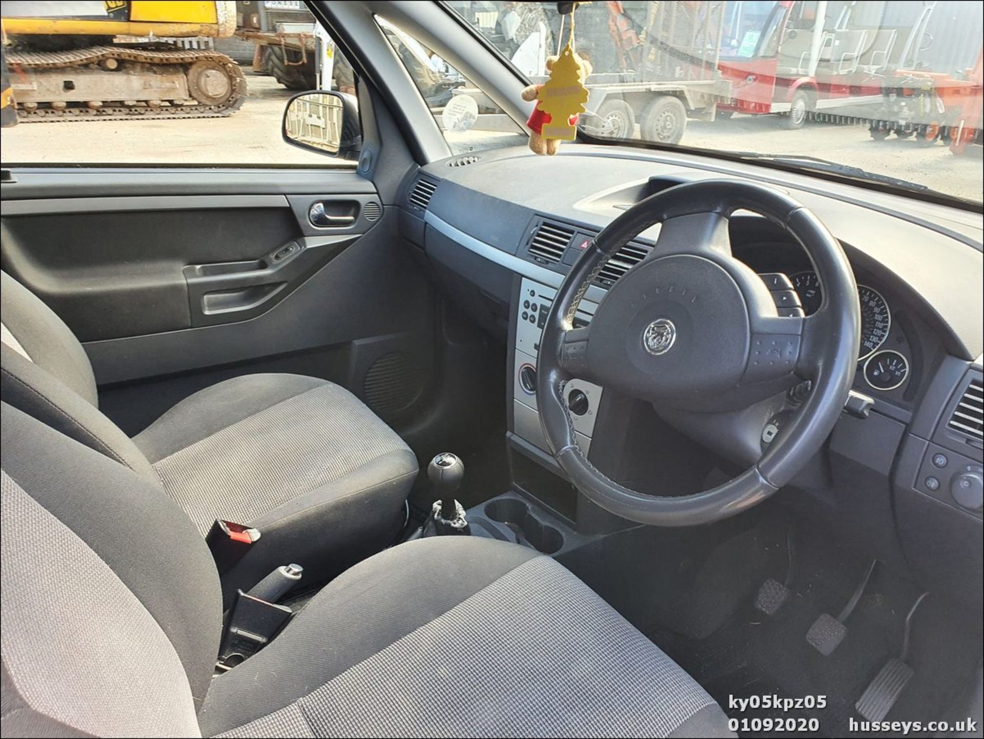 05/05 VAUXHALL MERIVA DESIGN 16V - 1598cc 5dr MPV (Silver, 91k) - Image 5 of 11